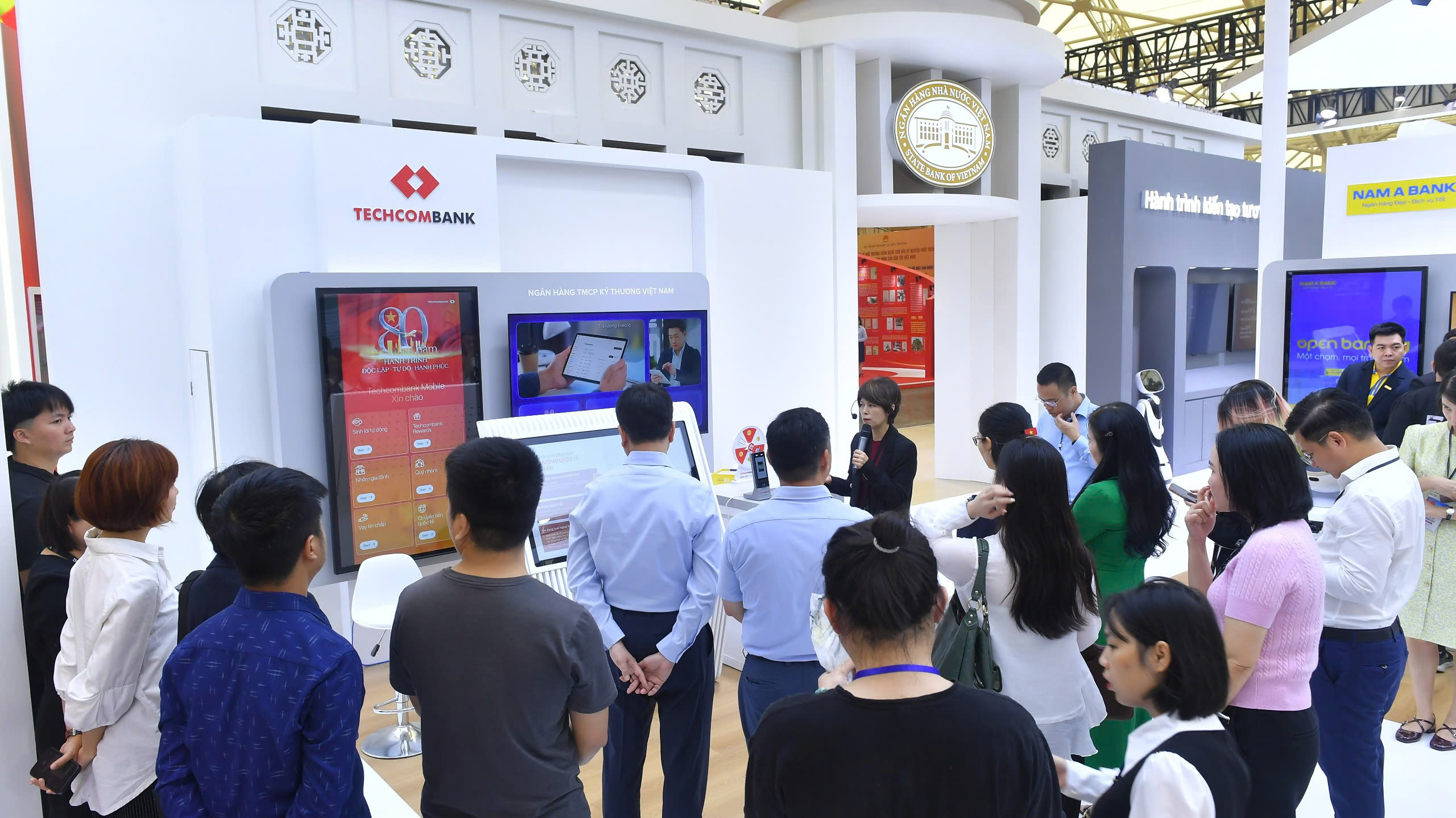 Chiêm ngưỡng bản đồ Việt Nam bằng tiền tại triển lãm thành tựu đất nước - Ảnh 10. Chiêm ngưỡng bản đồ Việt Nam bằng tiền tại triển lãm thành tựu đất nước - Ảnh 10.