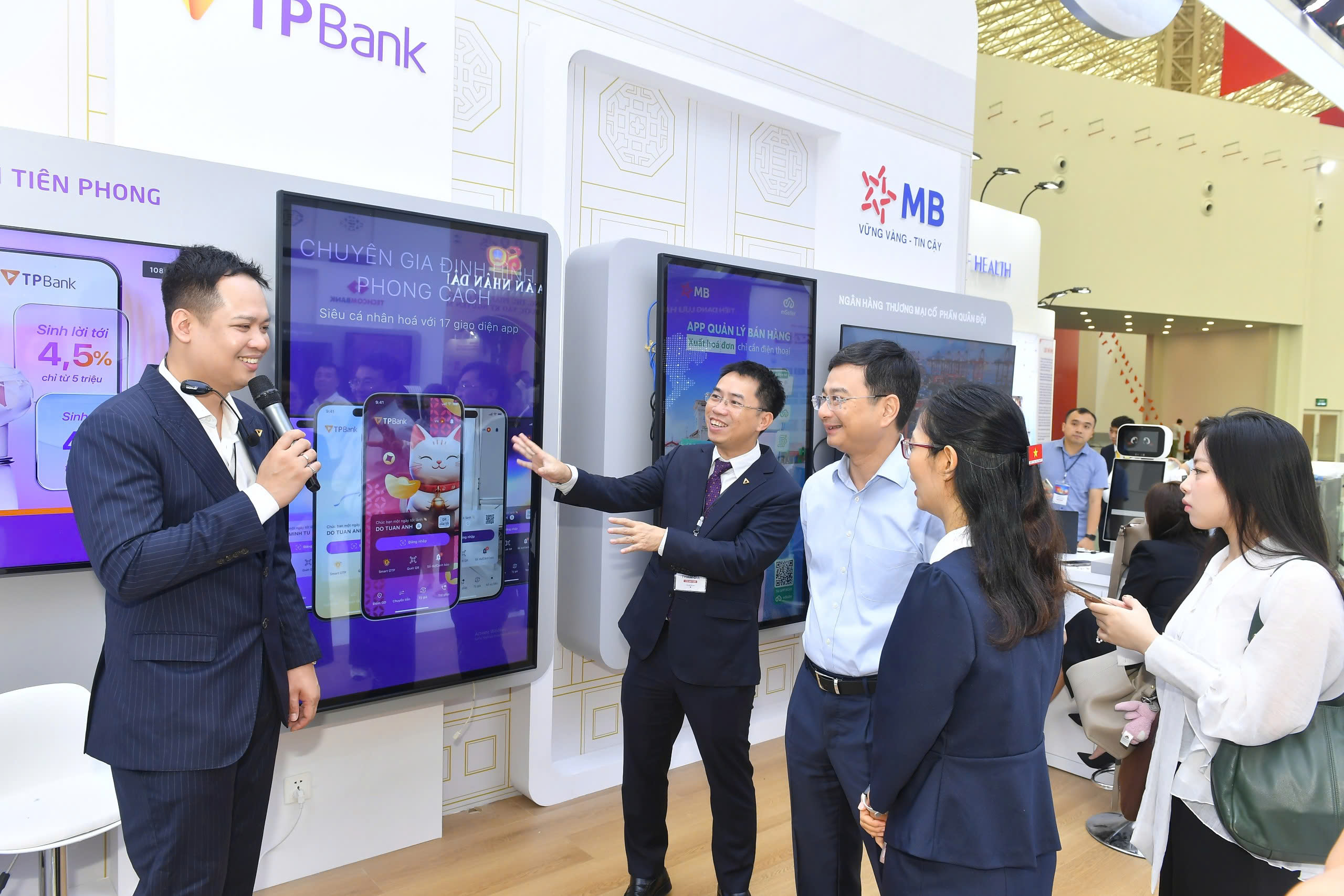 Chiêm ngưỡng bản đồ Việt Nam bằng tiền tại triển lãm thành tựu đất nước - Ảnh 9. Chiêm ngưỡng bản đồ Việt Nam bằng tiền tại triển lãm thành tựu đất nước - Ảnh 9.