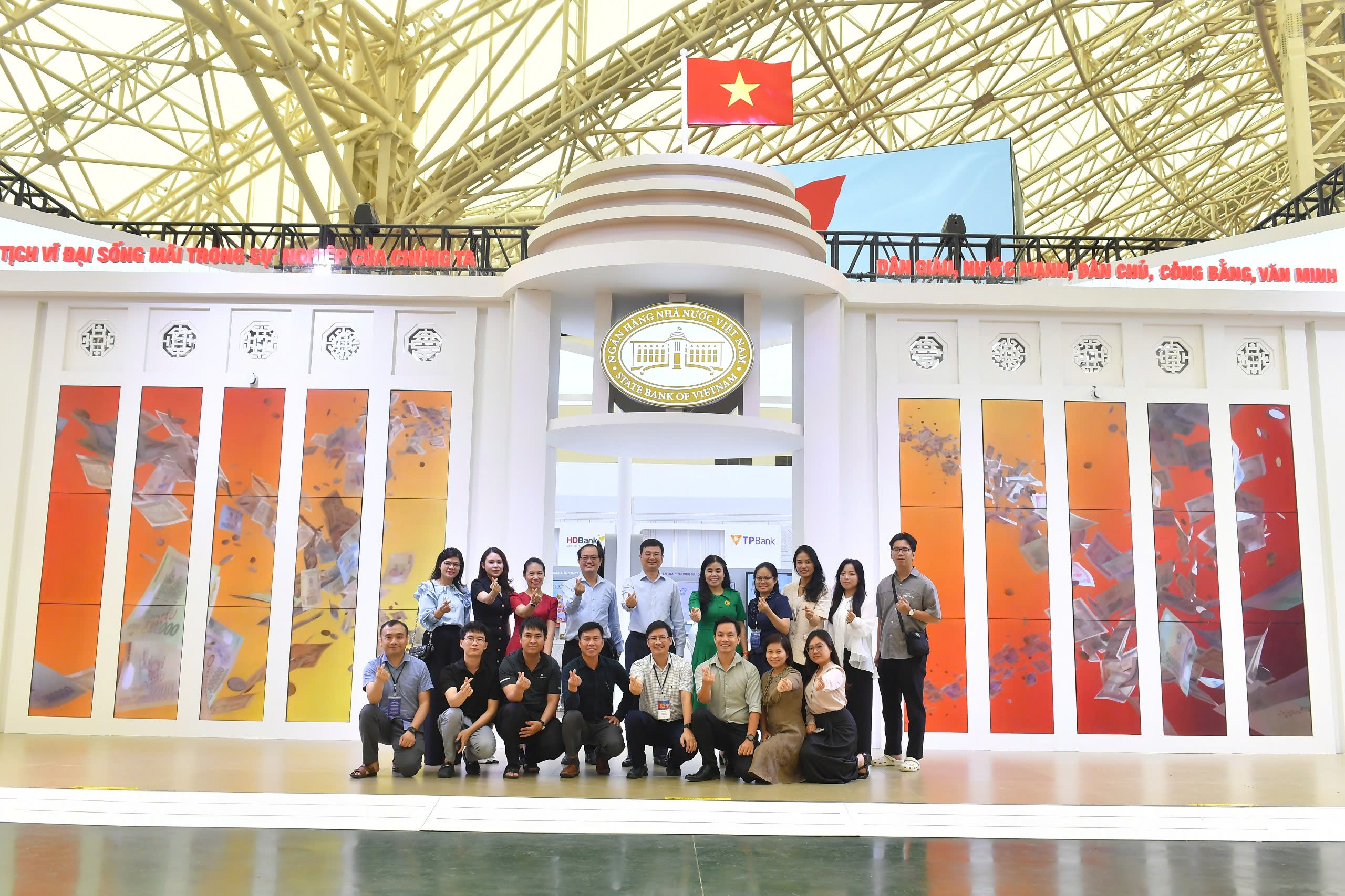 Chiêm ngưỡng bản đồ Việt Nam bằng tiền tại triển lãm thành tựu đất nước - Ảnh 12. Chiêm ngưỡng bản đồ Việt Nam bằng tiền tại triển lãm thành tựu đất nước - Ảnh 12.