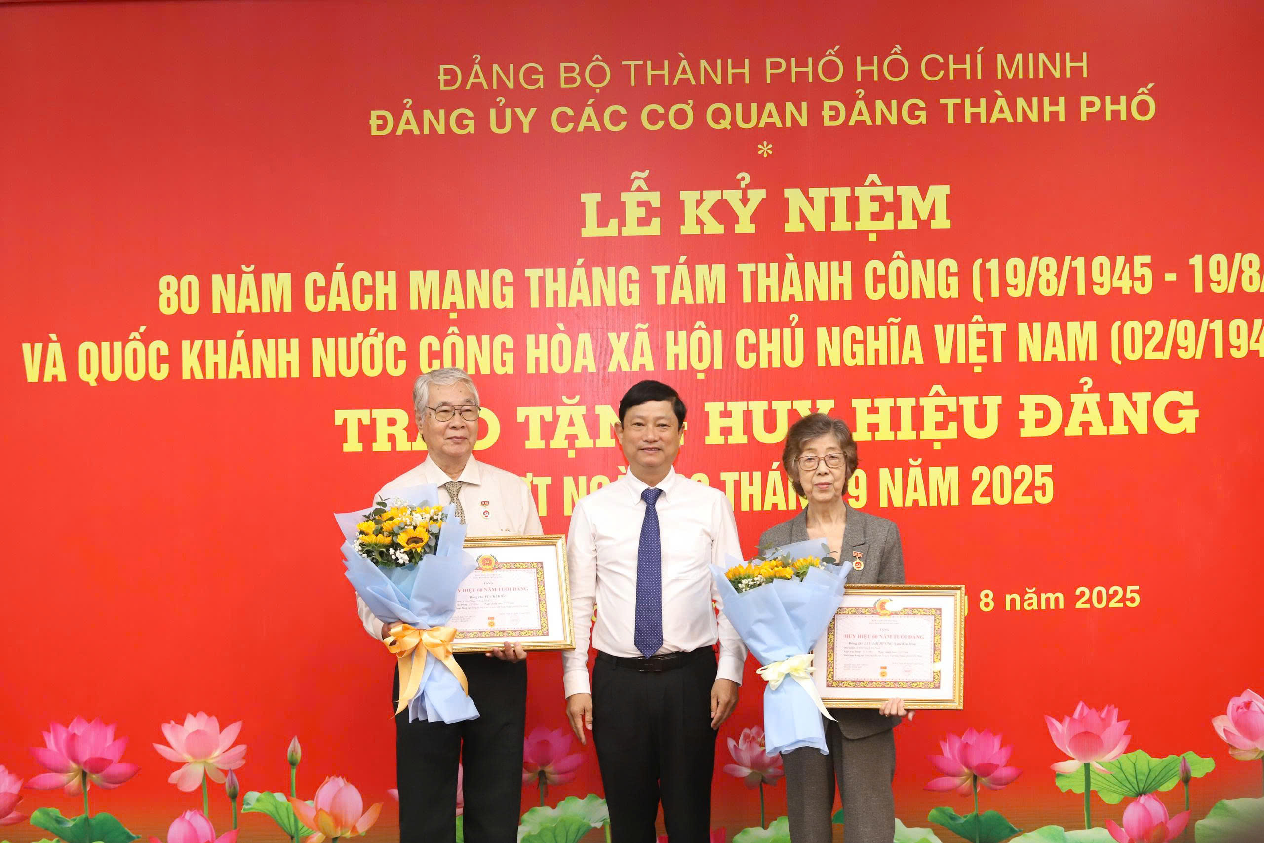 Chủ tịch HĐND TP HCM Võ Văn Minh trao Huy hiệu Đảng đợt 2-9 cho đảng viên - Ảnh 1.