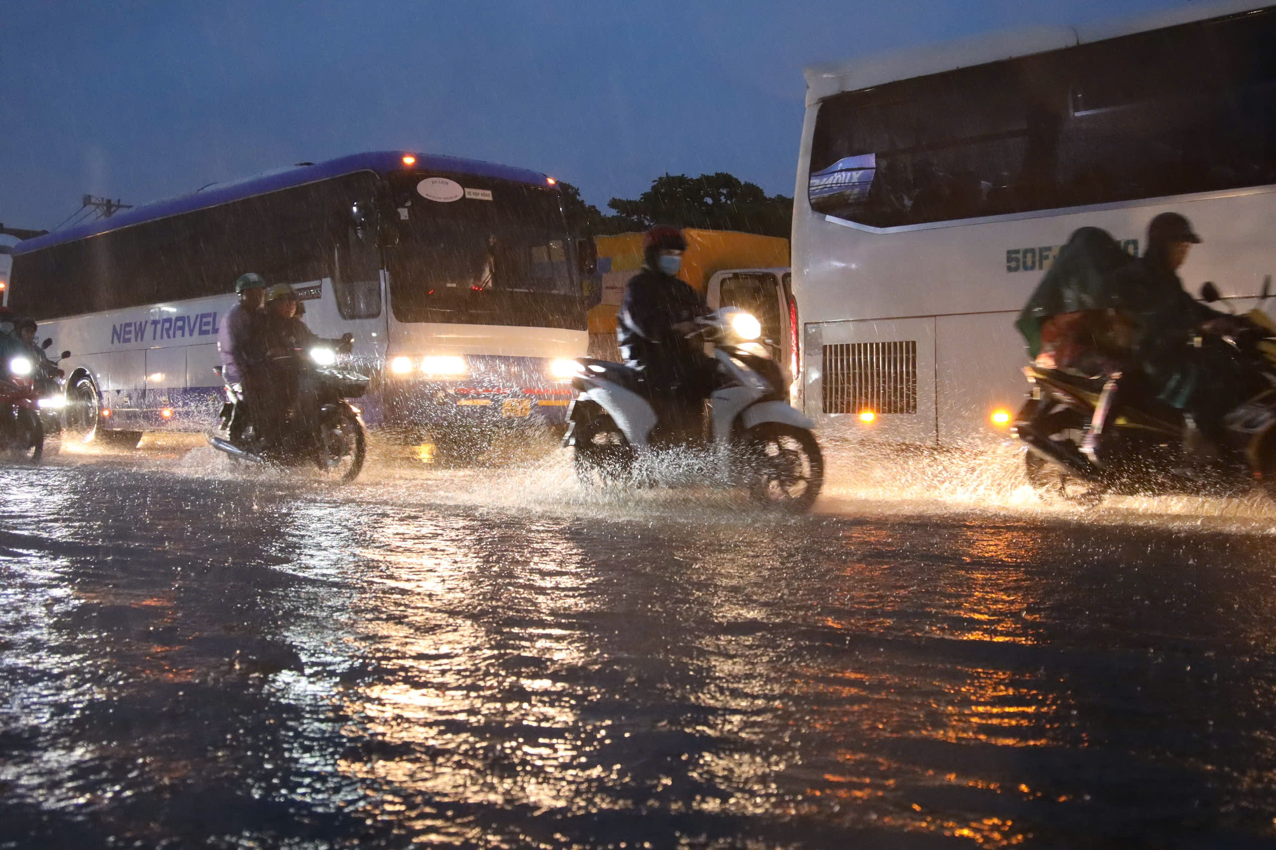 TP HCM: Trời mưa tầm tã kèm theo sấm chớp và dông gió mạnh- Ảnh 10. TP HCM: Trời mưa tầm tã kèm theo sấm chớp và dông gió mạnh- Ảnh 10.
