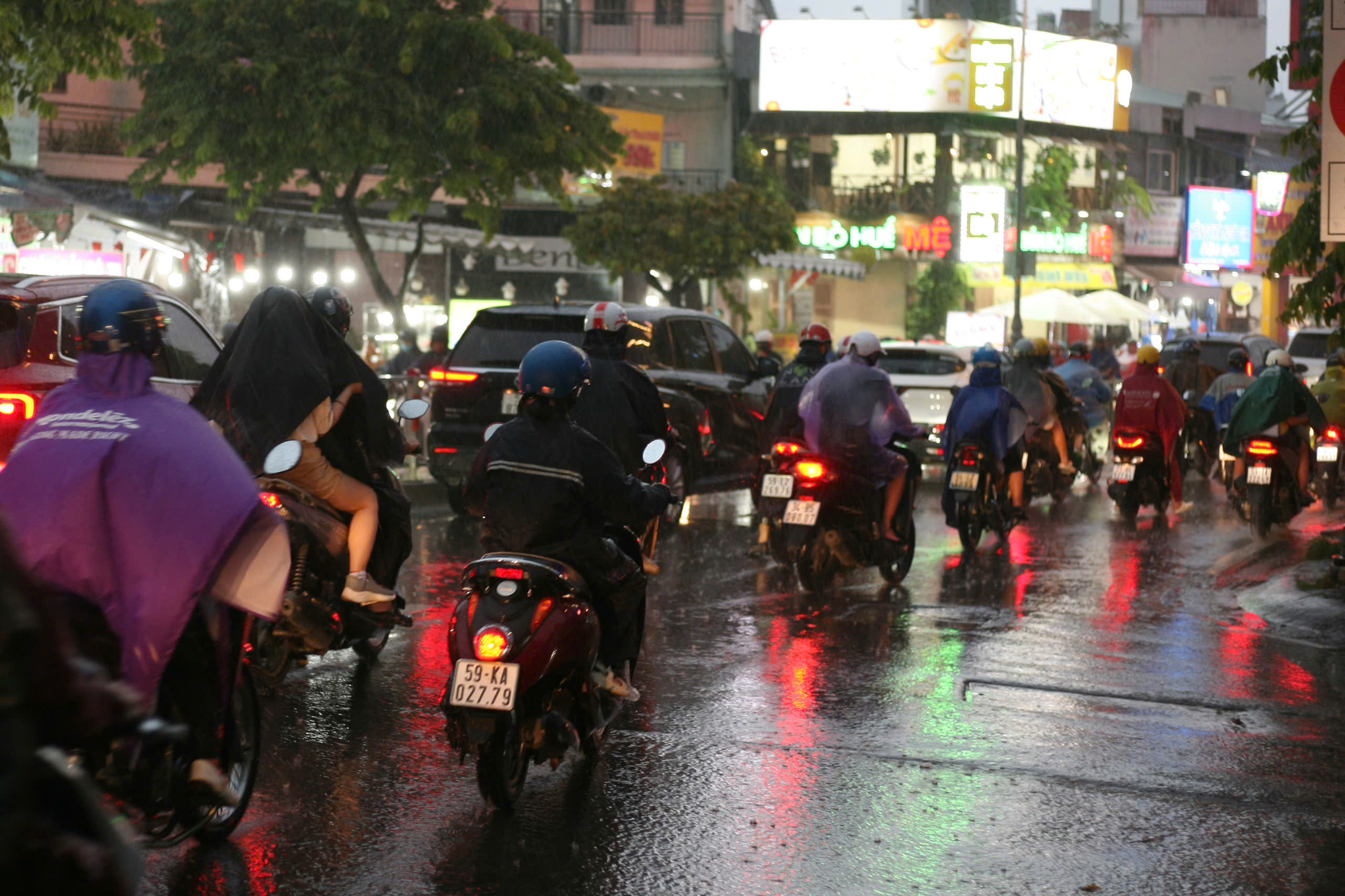 TP HCM: Trời mưa tầm tã kèm theo sấm chớp và dông gió mạnh- Ảnh 9. TP HCM: Trời mưa tầm tã kèm theo sấm chớp và dông gió mạnh- Ảnh 9.