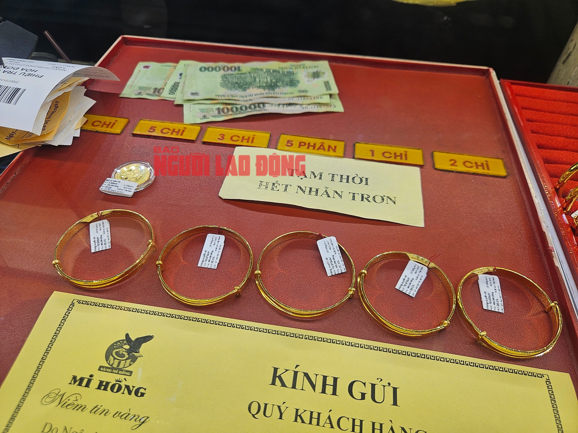 Khách xếp hàng mua vàng nhẫn tại TP HCM khi giá vàng lập đỉnh - Ảnh 8.