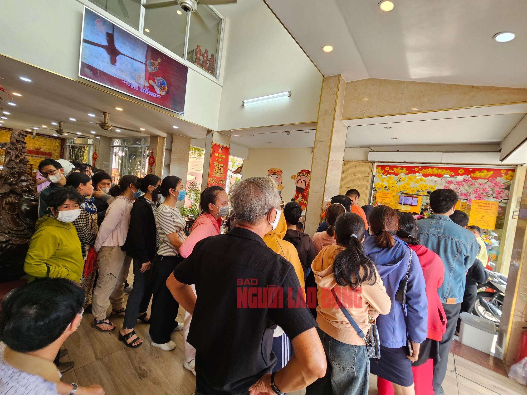 Khách xếp hàng mua vàng nhẫn tại TP HCM khi giá vàng lập đỉnh - Ảnh 2.