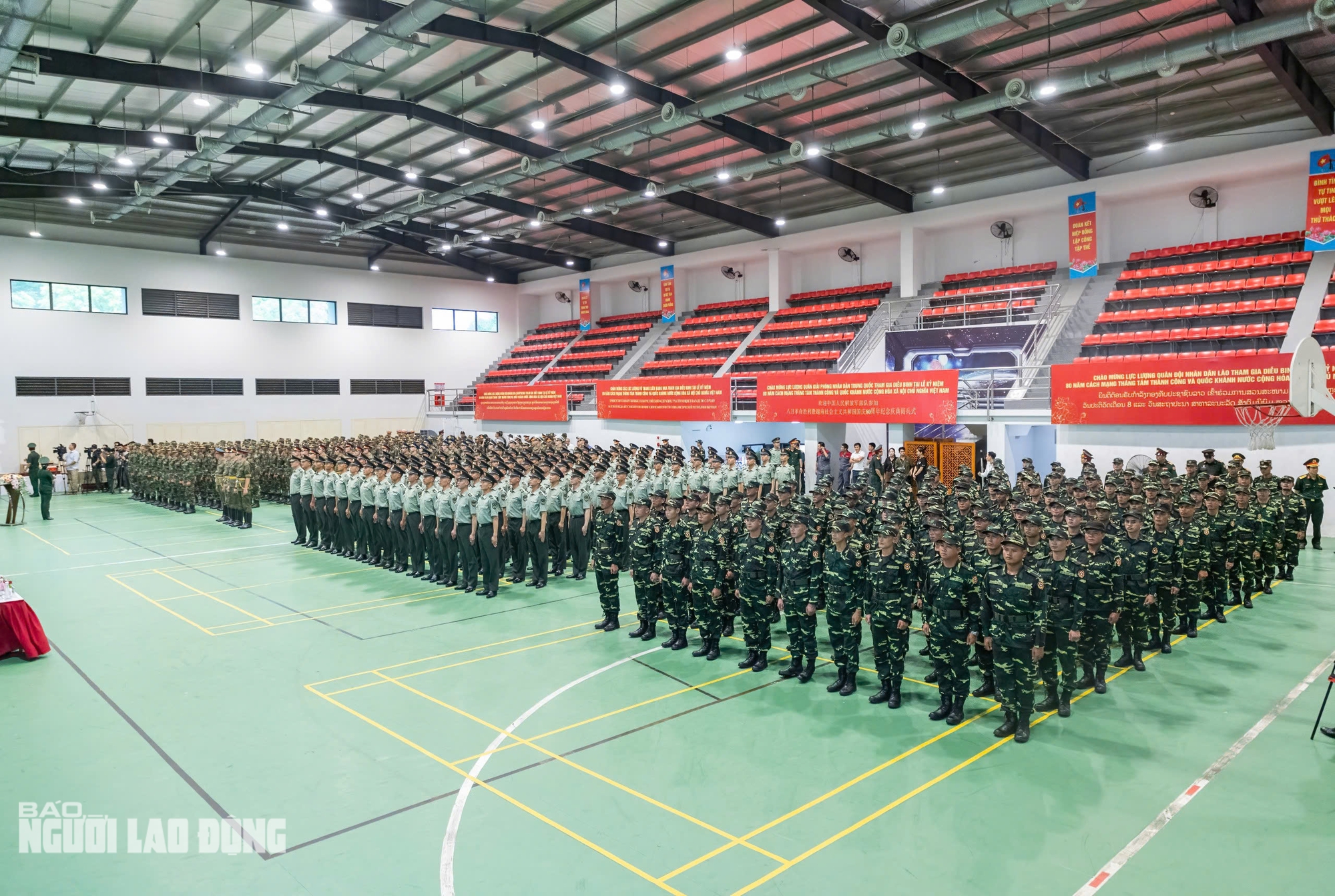 Cận cảnh khối quân nhân Trung Quốc vừa đến Hà Nội tham gia diễu binh A80- Ảnh 1.