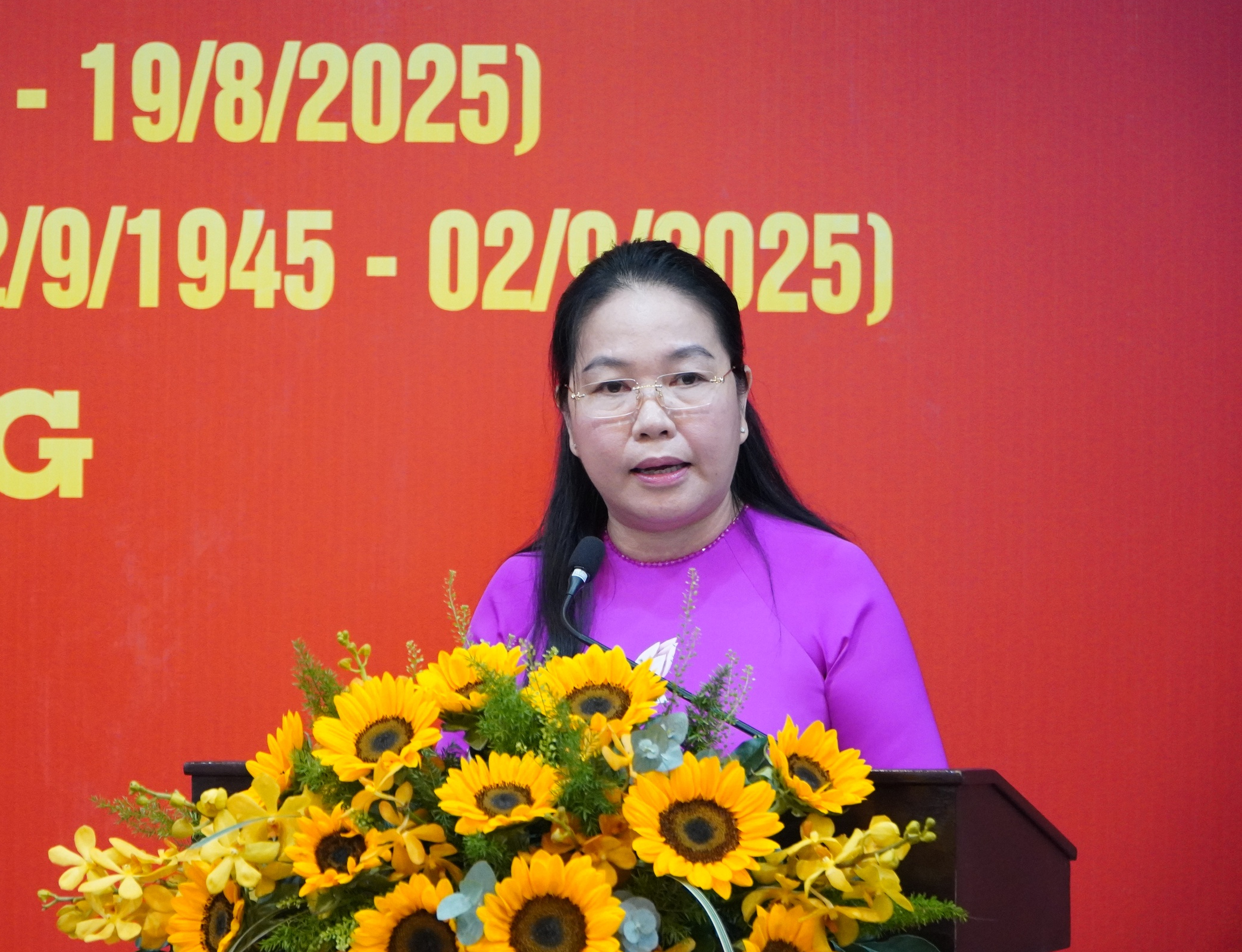 Chủ tịch HĐND TP HCM Võ Văn Minh trao Huy hiệu Đảng đợt 2-9 cho đảng viên - Ảnh 2.