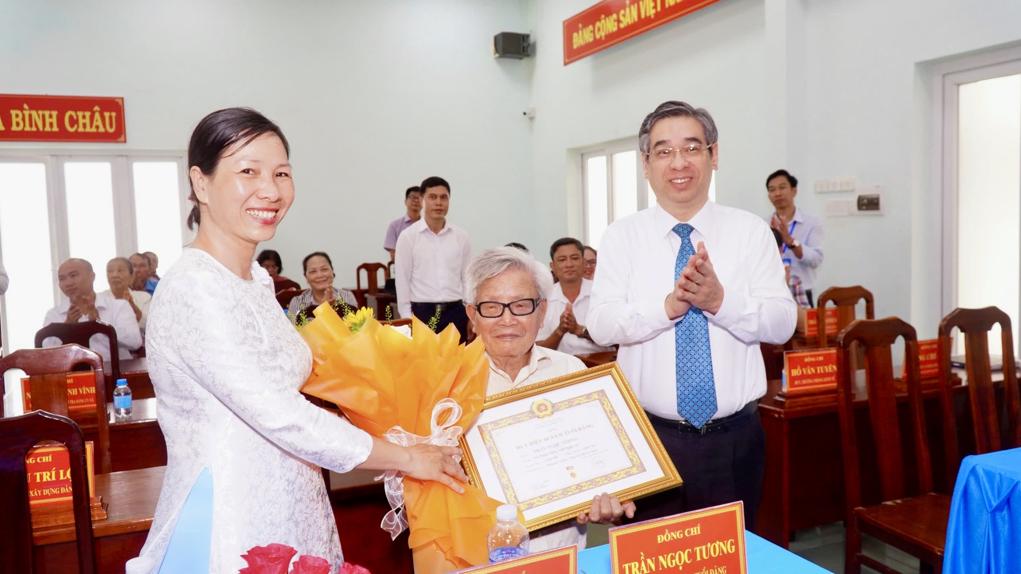 Ông Nguyễn Phước Lộc trao Huy hiệu Đảng cho các đảng viên tiêu biểu xã Hồ Tràm và Bình Châu- Ảnh 2. Ông Nguyễn Phước Lộc trao Huy hiệu Đảng cho các đảng viên tiêu biểu xã Hồ Tràm và Bình Châu- Ảnh 2.