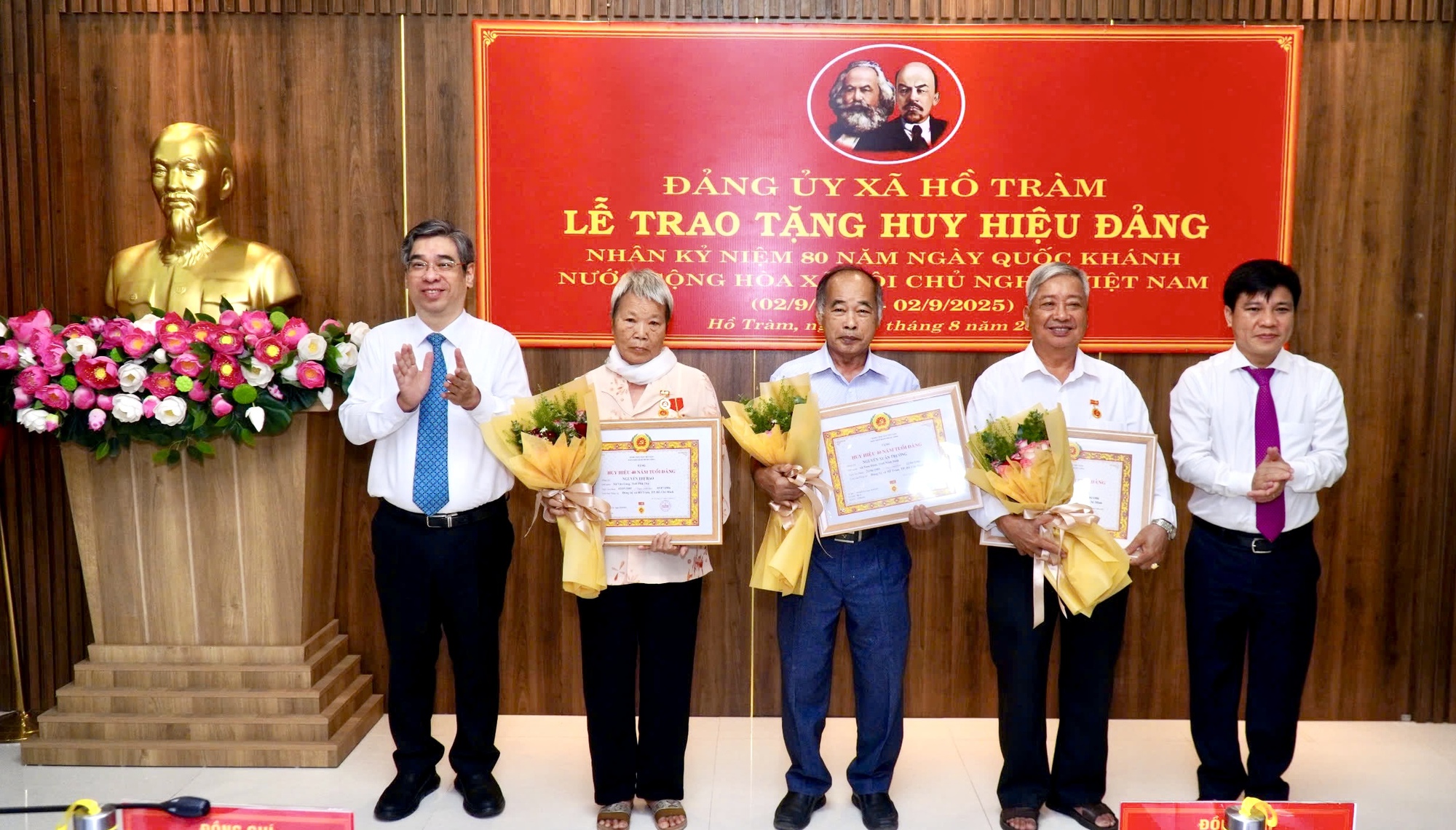 Ông Nguyễn Phước Lộc trao Huy hiệu Đảng cho các đảng viên tiêu biểu xã Hồ Tràm và Bình Châu- Ảnh 1. Ông Nguyễn Phước Lộc trao Huy hiệu Đảng cho các đảng viên tiêu biểu xã Hồ Tràm và Bình Châu- Ảnh 1.