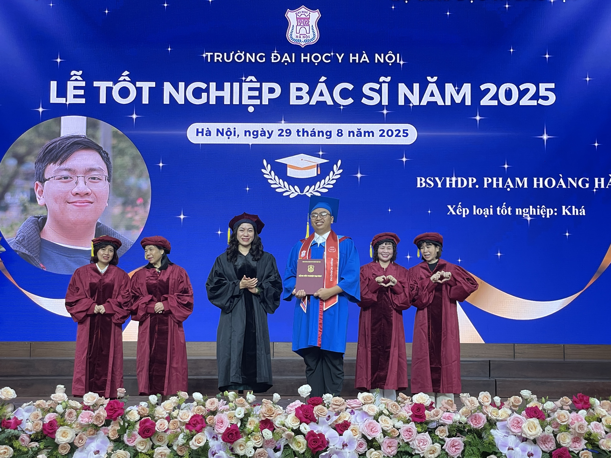 Gần 750 bác sĩ nhận bằng trong lễ tốt nghiệp