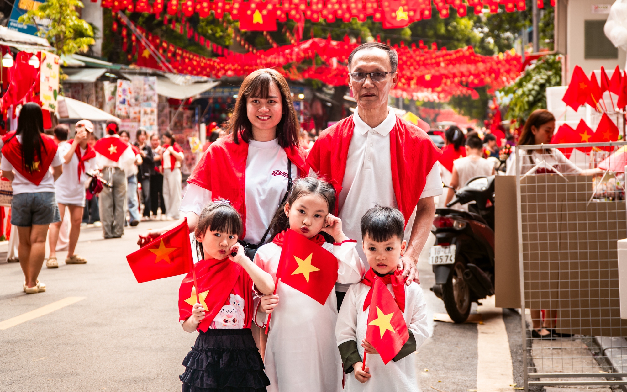 "Sắc đỏ Ba Đình" chưa từng có ở thủ đô - Ảnh 1.