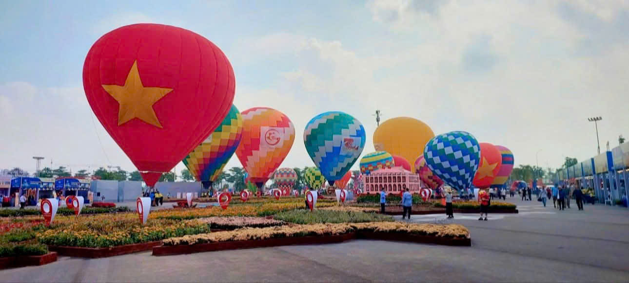 Saigontourist Group đồng hành TP HCM tham gia hoạt động tại triển lãm Thành tựu kinh tế - xã hội - Ảnh 1.