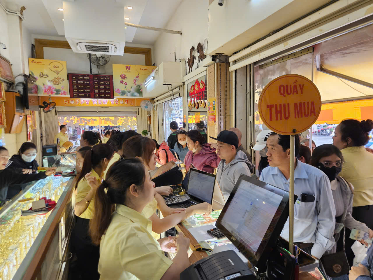 Khách xếp hàng mua vàng nhẫn tại TP HCM khi giá vàng lập đỉnh - Ảnh 7.