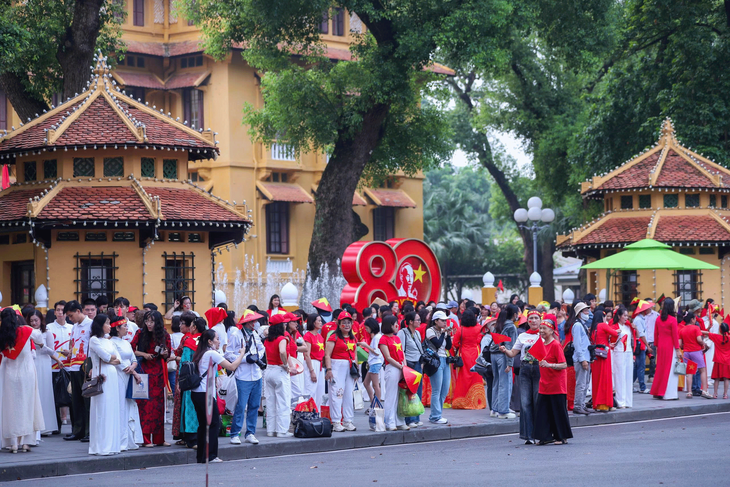 "Sắc đỏ Ba Đình" chưa từng có ở thủ đô - Ảnh 1.