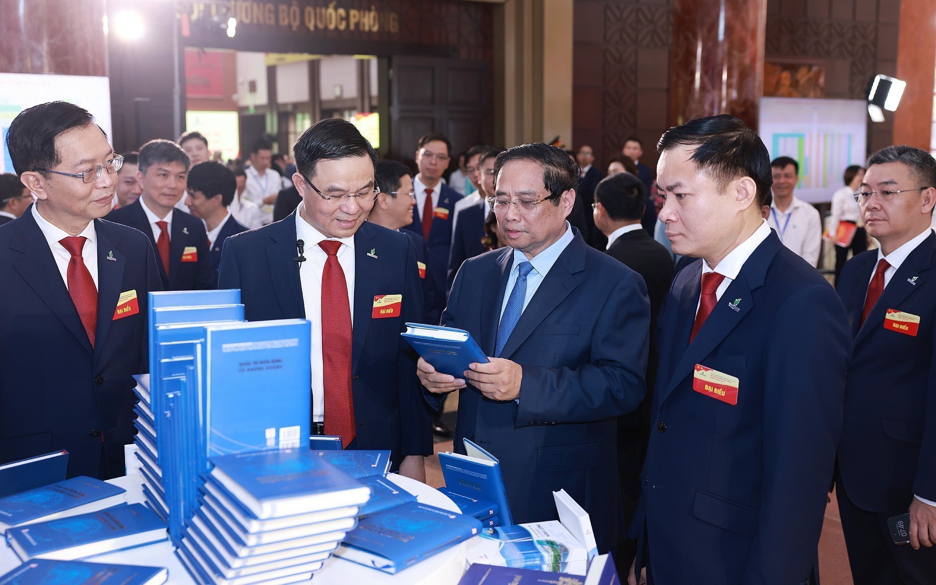 Tổng Bí thư tặng Petrovietnam 8 chữ: Tiên phong - Vượt trội - Bền vững - Toàn cầu- Ảnh 2.