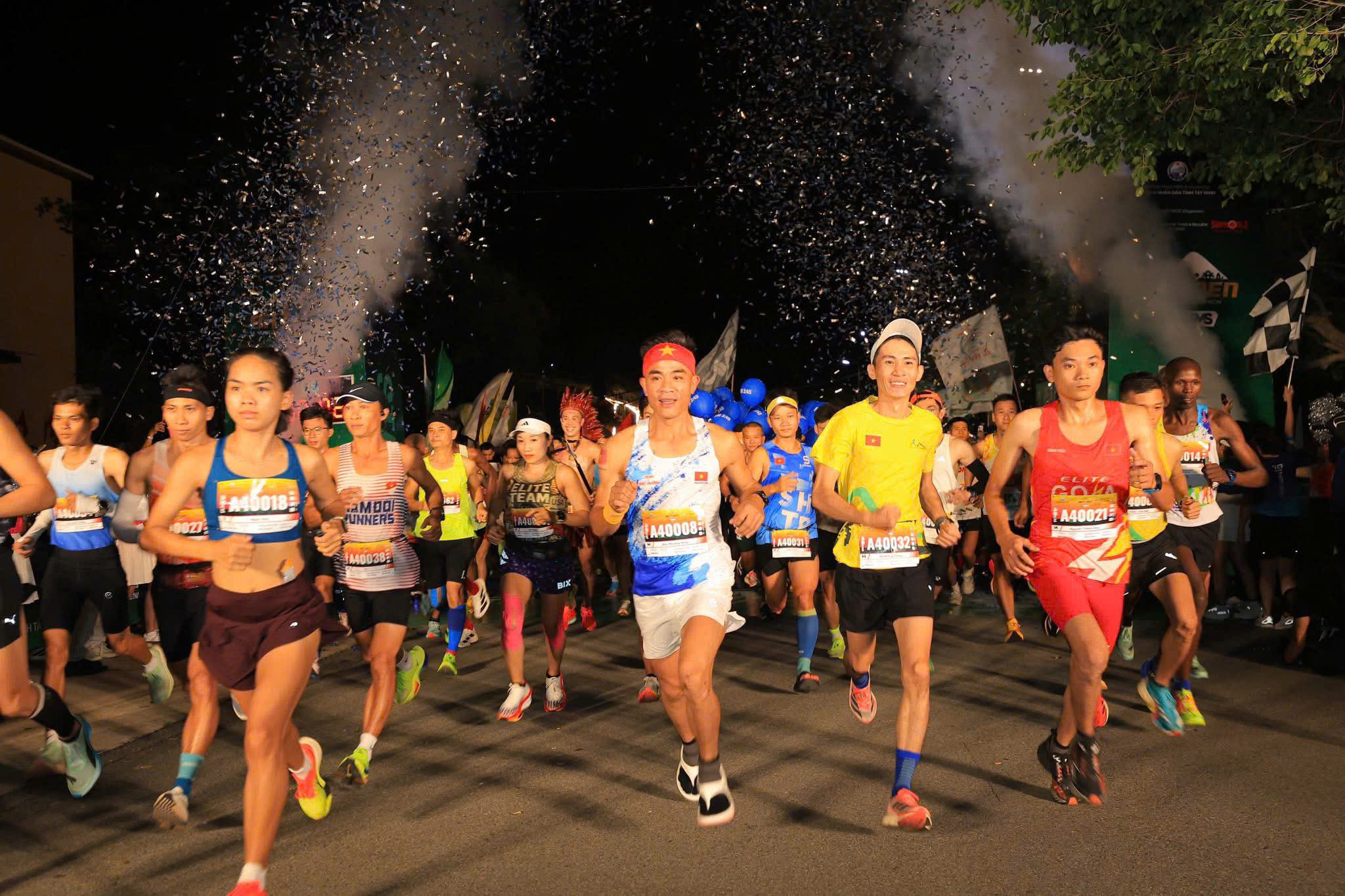 Dia agitado na montanha Ba Den - Foto 2. Ngày rộn ràng ở núi Bà Đen- Ảnh 2.