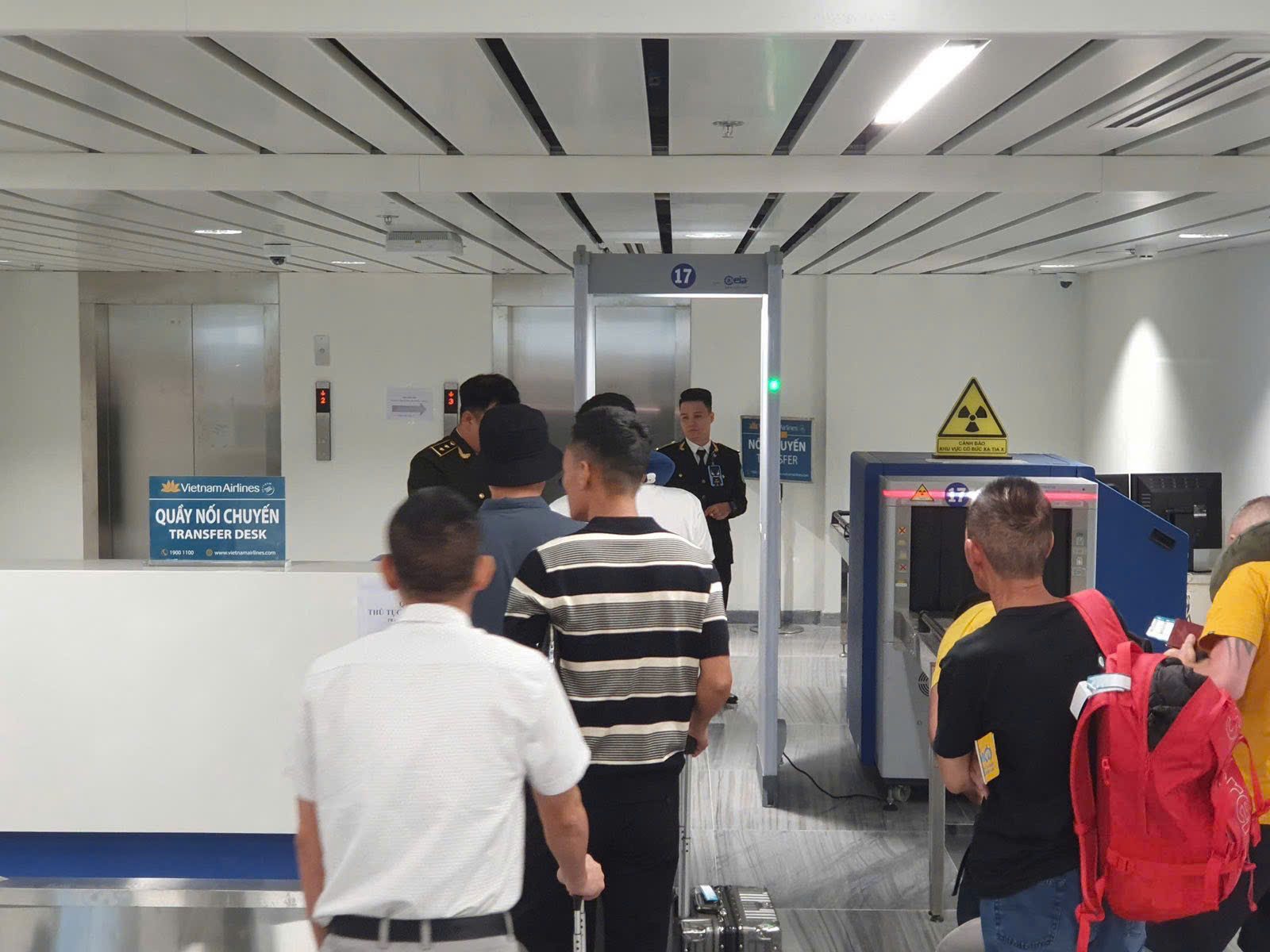 Eliminação da regra de retirada de sapatos e cintos no aeroporto: Solução para melhorar a qualidade dos serviços de aviação - Foto 2. Bỏ quy định cởi giày, thắt lưng ở sân bay: Giải pháp nâng cao chất lượng dịch vụ hàng không - Ảnh 2.