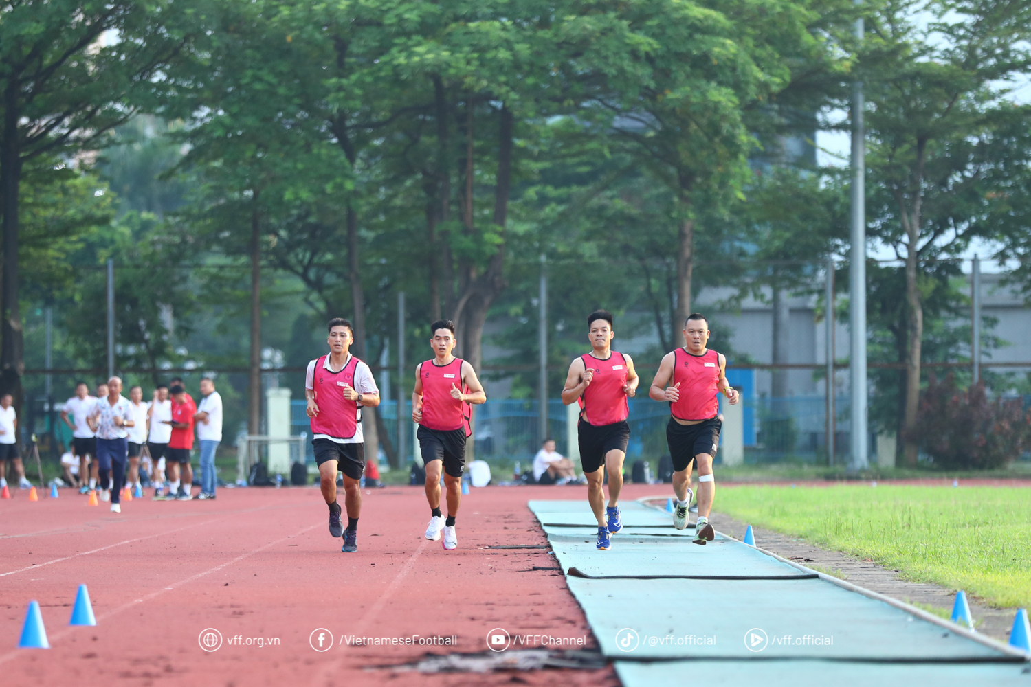 Chock: Domaren Tran Dinh Thinh gick plötsligt bort efter ett fysiskt test - Foto 6. Sốc: Trọng tài Trần Đình Thịnh đột ngột qua đời sau buổi kiểm tra thể lực- Ảnh 6.