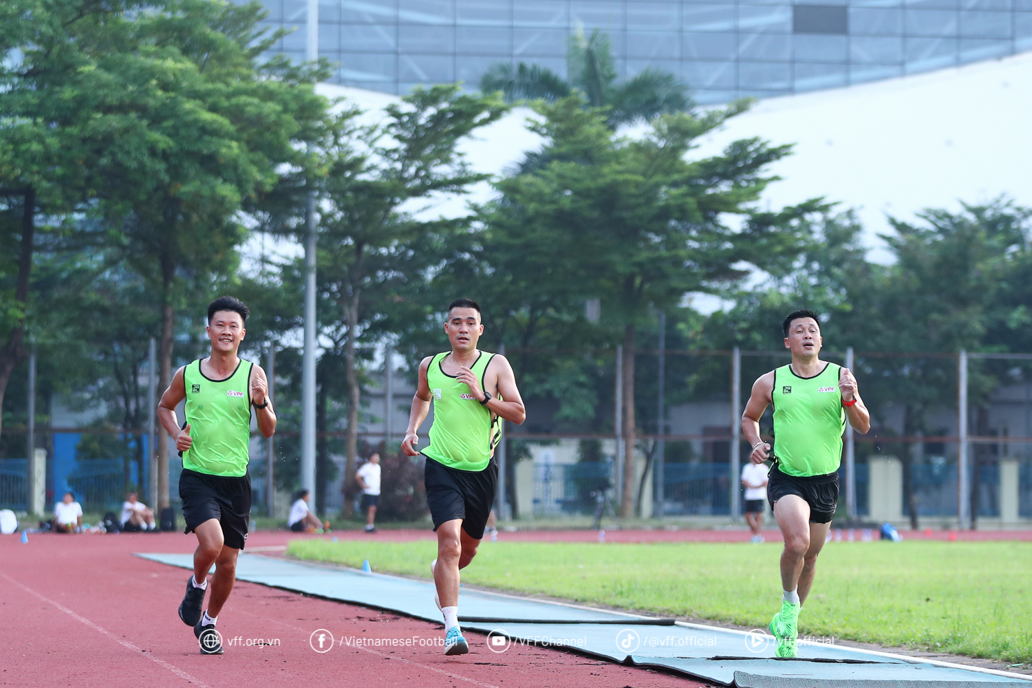 Chock: Domaren Tran Dinh Thinh gick plötsligt bort efter ett fysiskt test - Foto 5. Sốc: Trọng tài Trần Đình Thịnh đột ngột qua đời sau buổi kiểm tra thể lực- Ảnh 5.