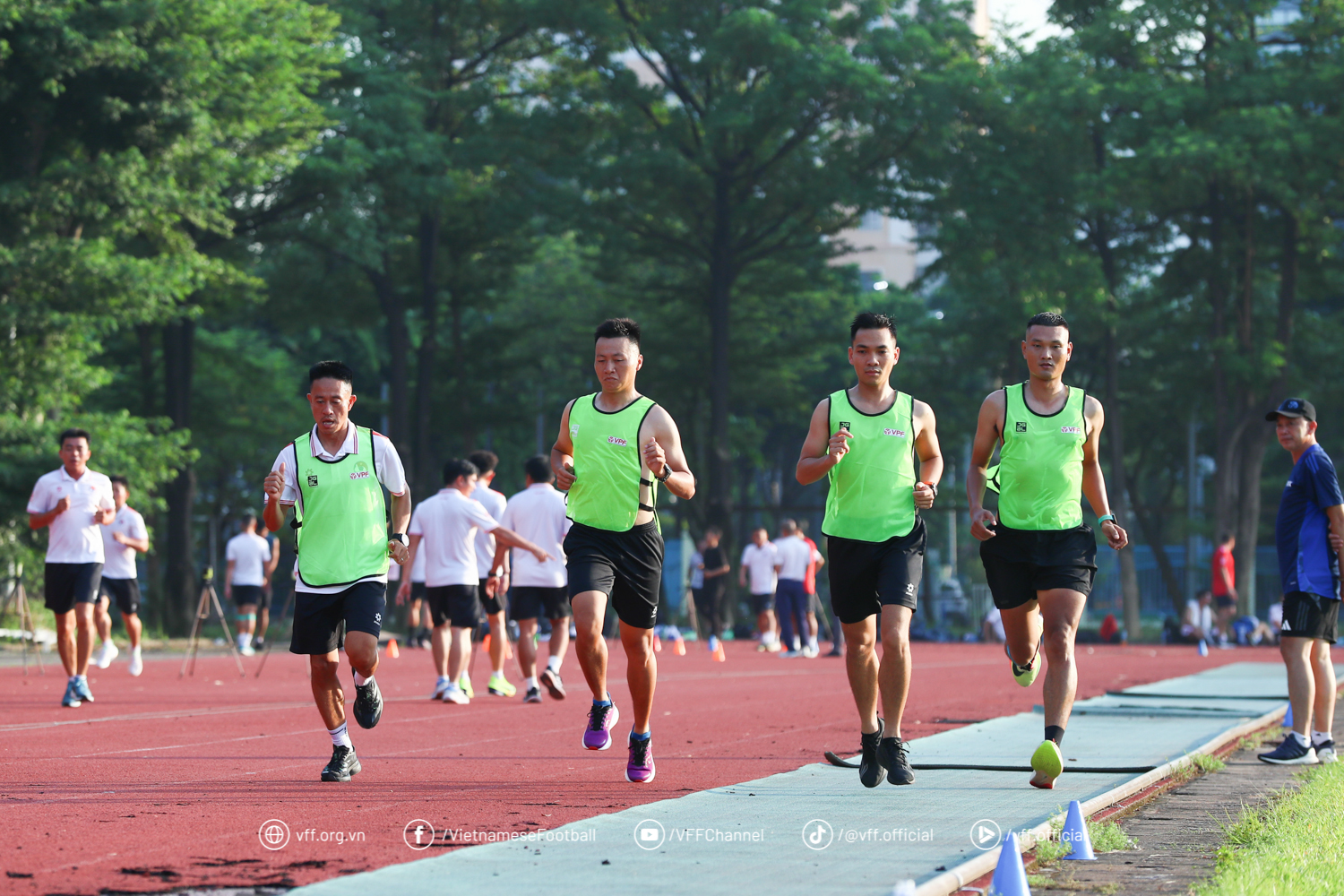 Koledzy poruszeni śmiercią sędziego Tran Dinh Thinh - Zdjęcie 1. Đồng nghiệp xúc động vì sự ra đi của trọng tài Trần Đình Thịnh- Ảnh 1.