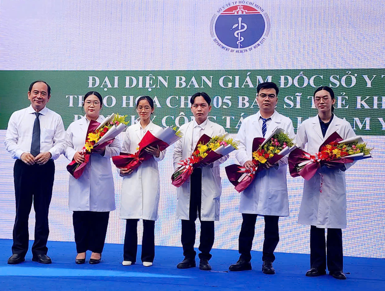 Khi bác sĩ trẻ tình nguyện về cơ sở - Ảnh 1.