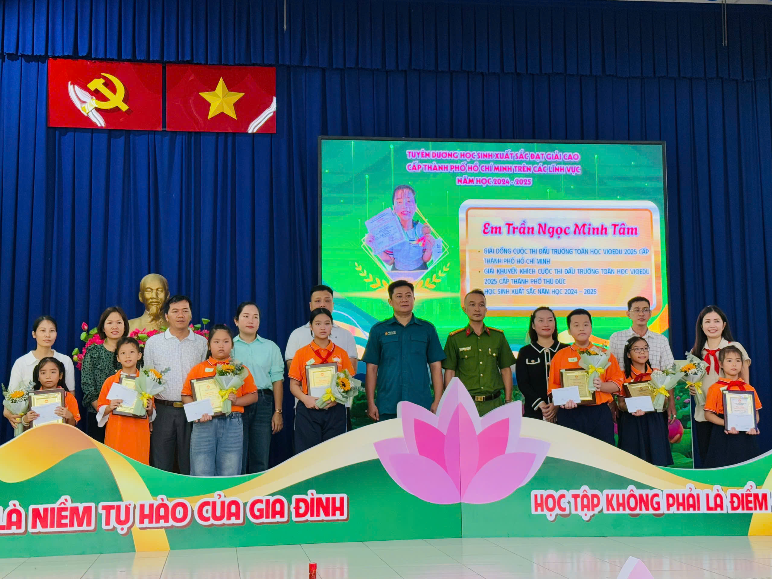 Phường Bình Trưng trao học bổng Nguyễn Hữu Thọ năm học 2025 - 2026- Ảnh 2. Phường Bình Trưng trao học bổng Nguyễn Hữu Thọ năm học 2025 - 2026- Ảnh 2.