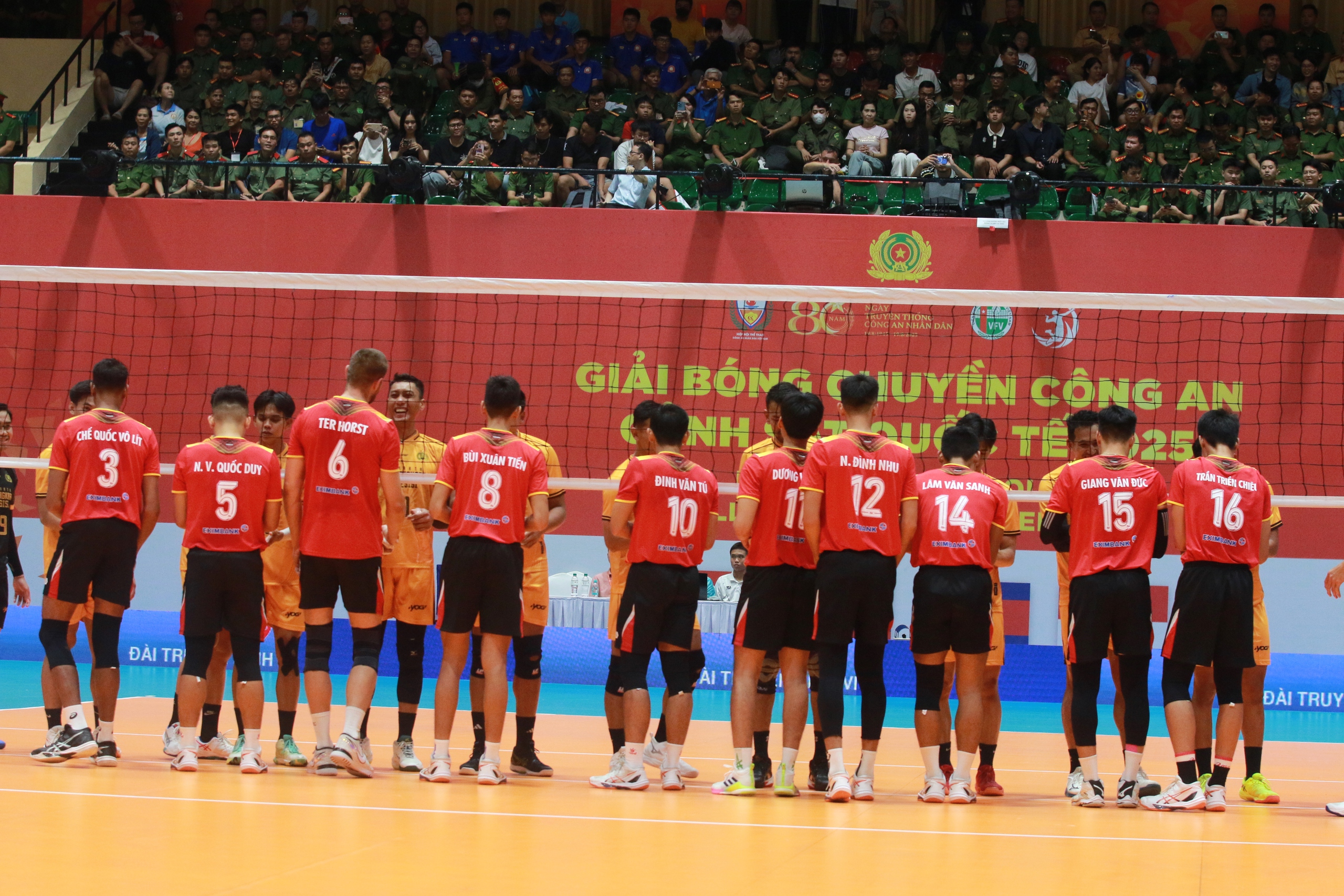 インドネシアチームが2025年国際警察バレーボールトーナメントで優勝しました - 写真1。 Đội Indonesia vô địch Giải bóng chuyền Công an, Cảnh sát quốc tế 2025- Ảnh 1.