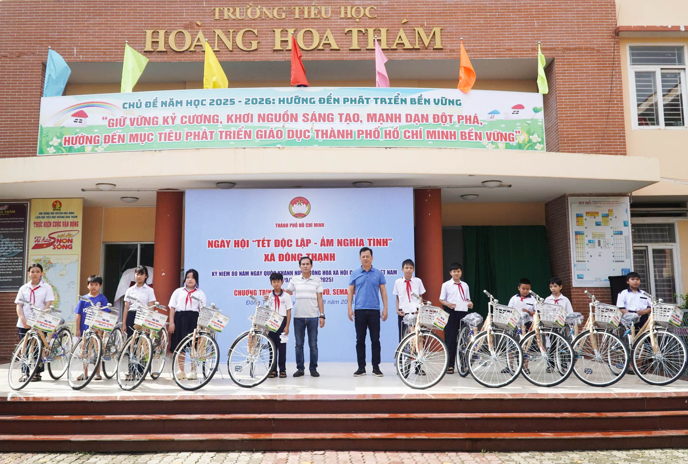 Ấm lòng Tết Độc lập: Học trò có xe, người già có quà - Ảnh 7.