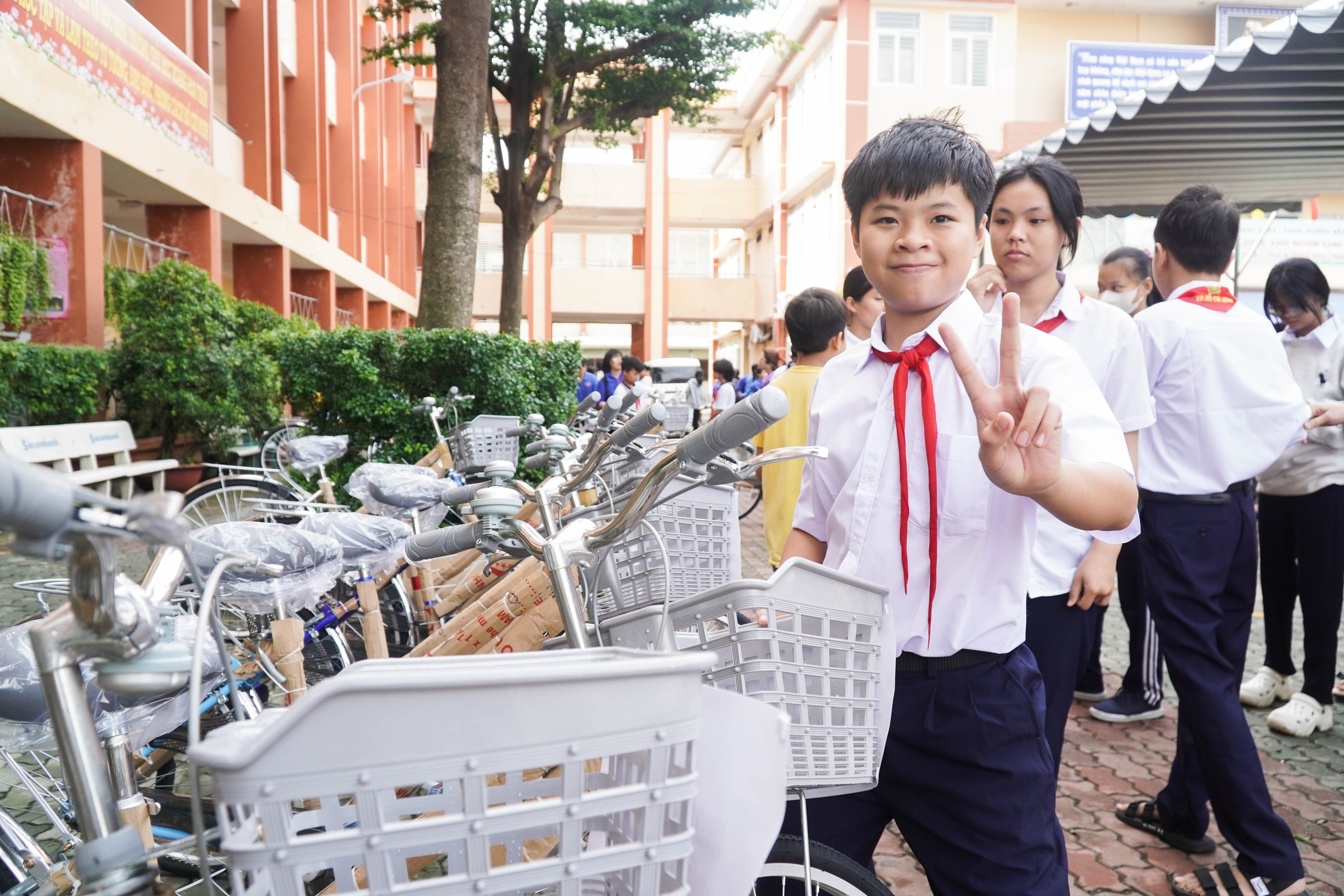 Ấm lòng Tết Độc lập: Học trò có xe, người già có quà - Ảnh 4.