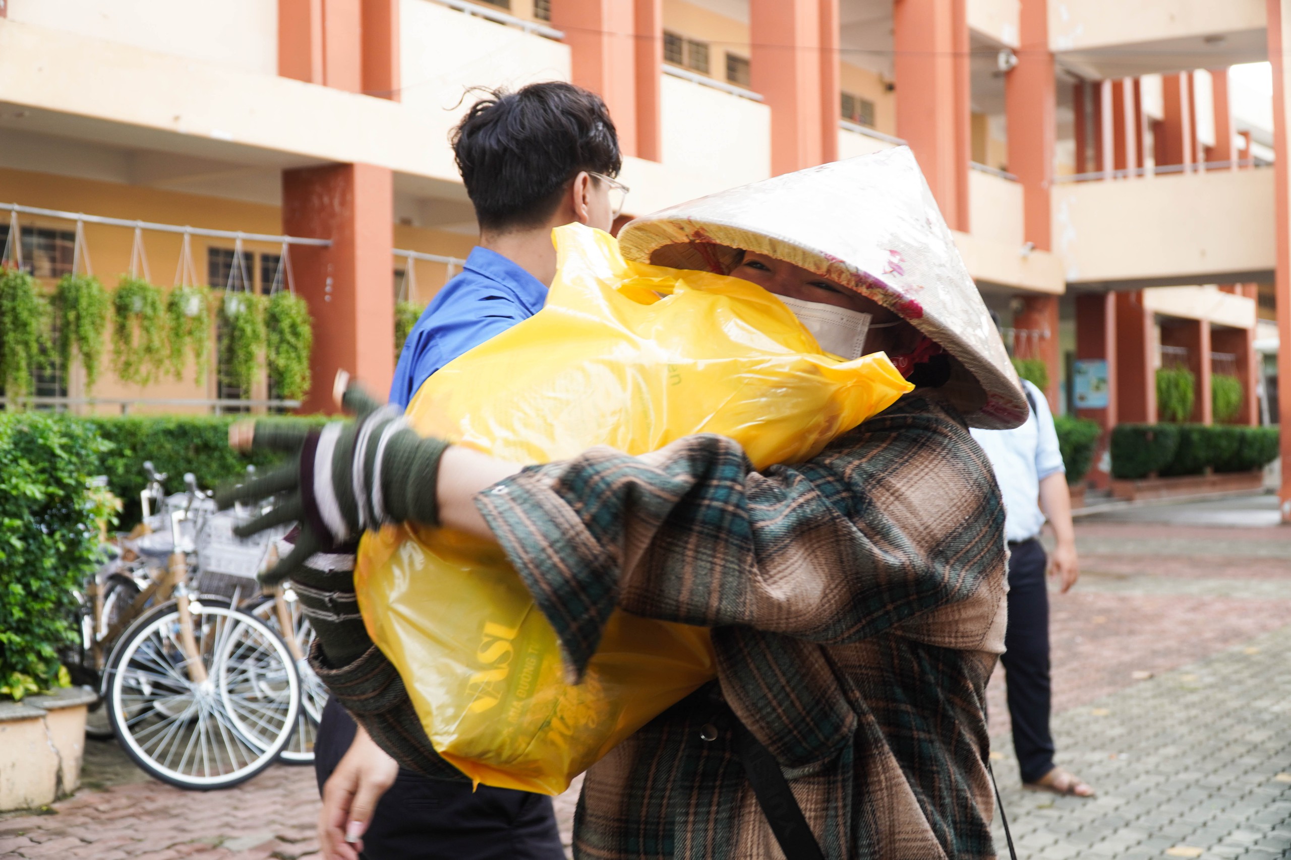 Ấm lòng Tết Độc lập: Học trò có xe, người già có quà - Ảnh 10.