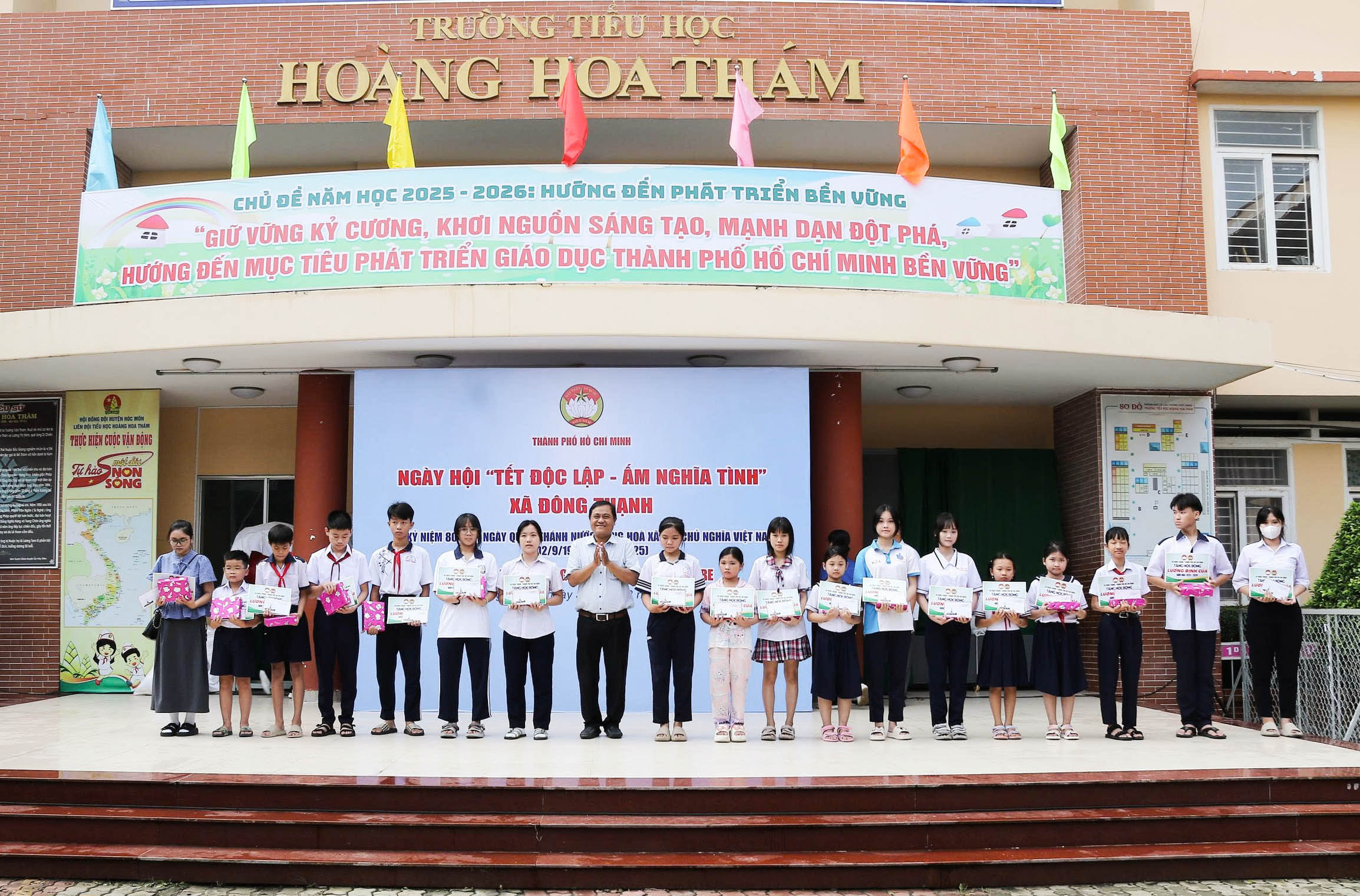 Ấm lòng Tết Độc lập: Học trò có xe, người già có quà - Ảnh 6.
