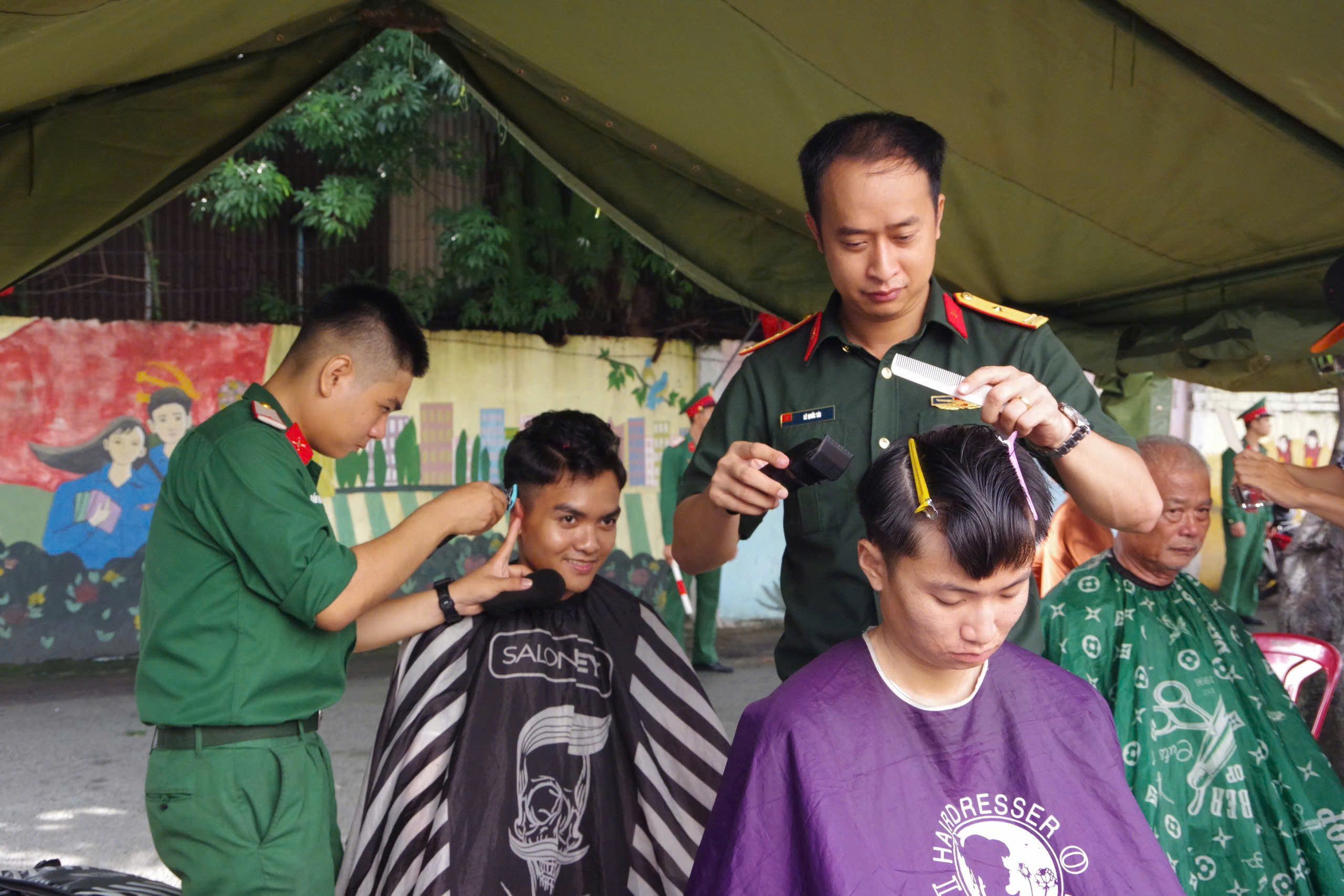 Chương trình "Gian hàng 0 đồng, gắn kết tình Quân – Dân" mang niềm vui đến với phường Trung Mỹ Tây - Ảnh 5.