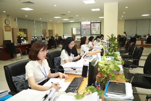 Kho bạc làm việc xuyên lễ, phối hợp chi trả 100.000 đồng quà Quốc khánh- Ảnh 1. Kho bạc làm việc xuyên lễ, phối hợp chi trả 100.000 đồng quà Quốc khánh- Ảnh 1.