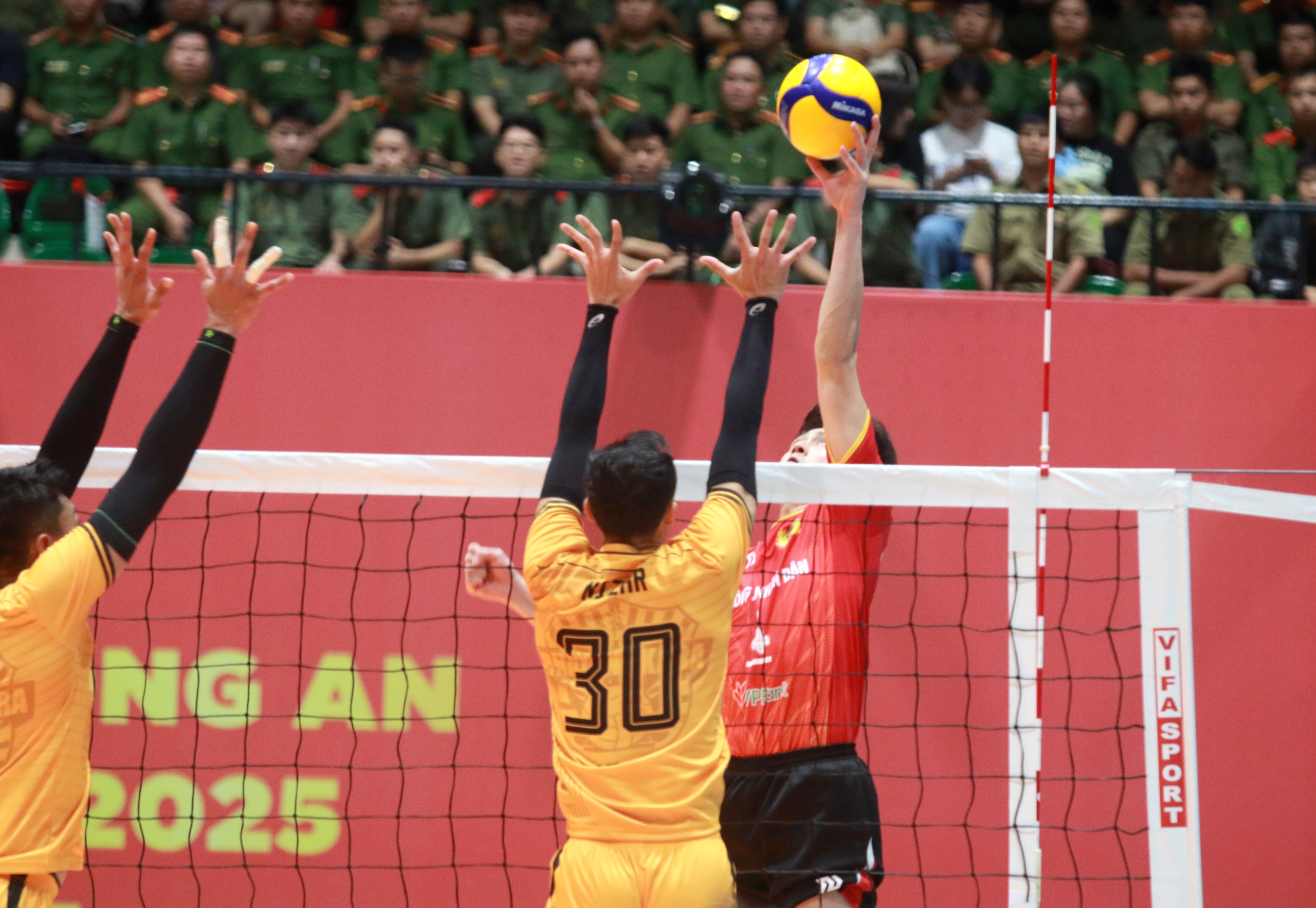 インドネシアチームが2025年国際警察バレーボールトーナメントで優勝しました - 写真2。 Đội Indonesia vô địch Giải bóng chuyền Công an, Cảnh sát quốc tế 2025- Ảnh 2.