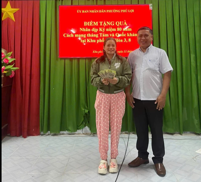 Hơn 100 hộ dân ở một phường tại TP HCM đi nhận tiền Quốc khánh trong đêm- Ảnh 3.