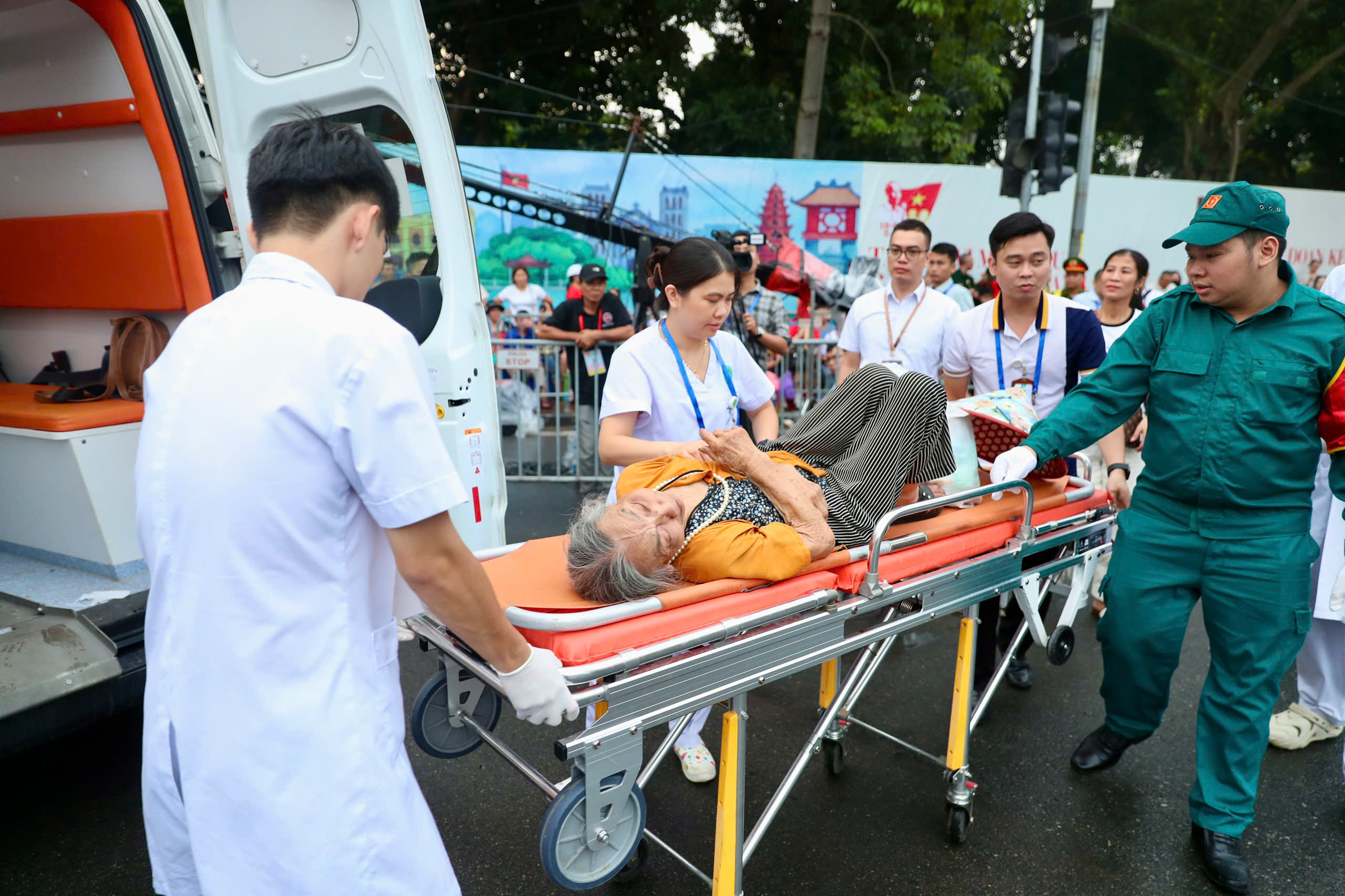 Đi xem diễu binh A80, người dân cần mang theo những gì?- Ảnh 2.