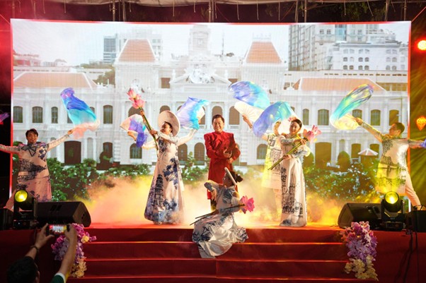 Hàng ngàn người đổ về Lâm Sơn trong ngày khai hội Lễ hội trái cây, ẩm thực 2025- Ảnh 2.