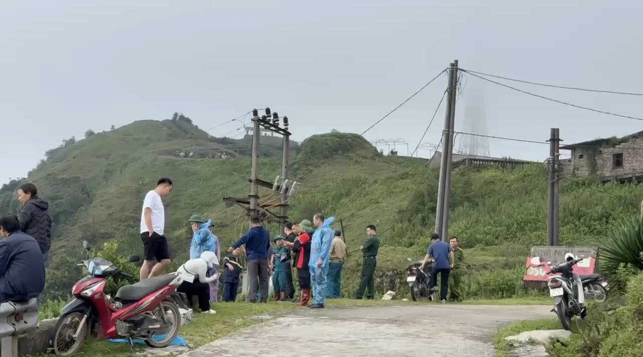 Phát hiện thi thể đang phân hủy trong ô tô dập nát dưới vực sâu núi Mẫu Sơn- Ảnh 1. Phát hiện thi thể đang phân hủy trong ô tô dập nát dưới vực sâu núi Mẫu Sơn- Ảnh 1.