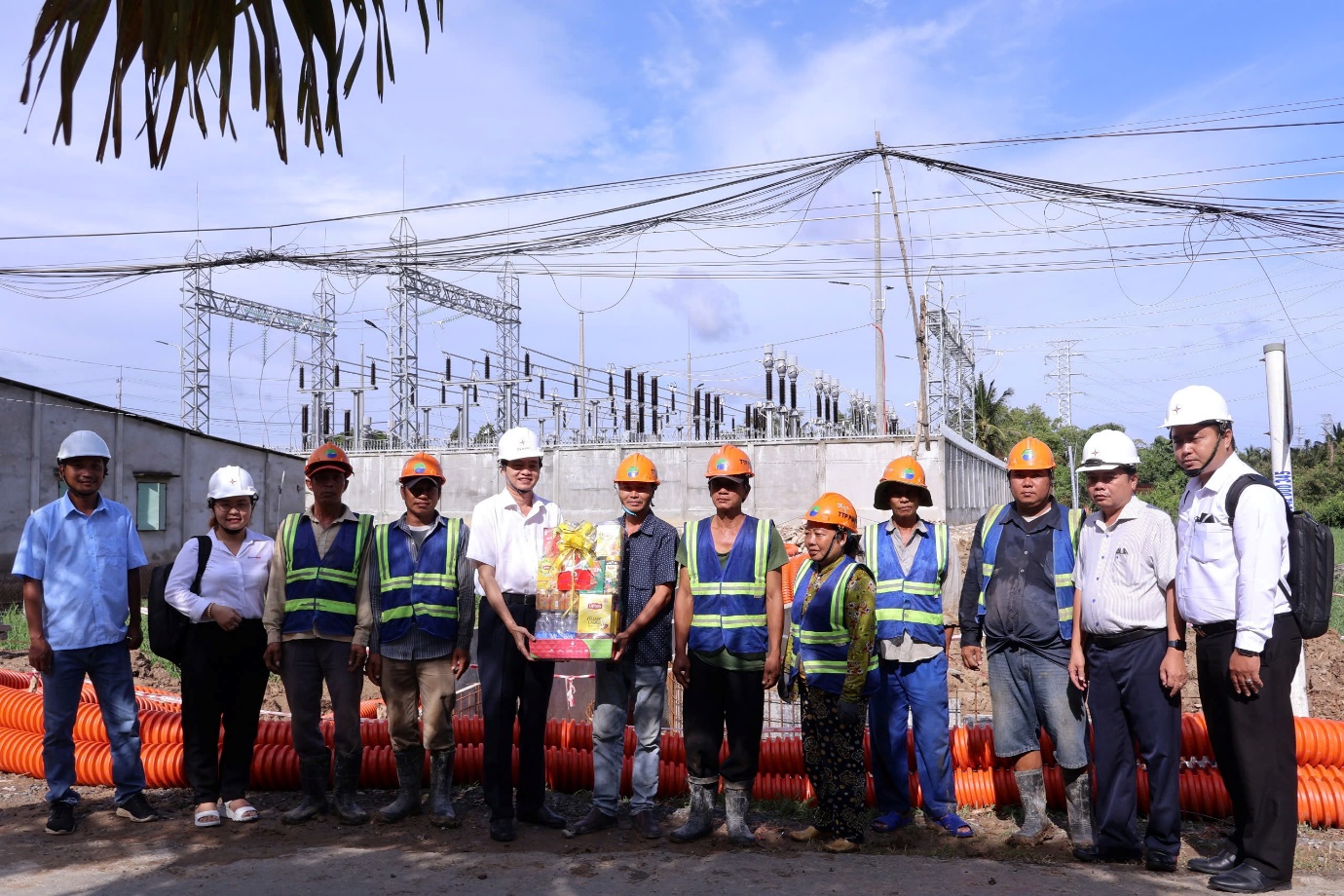 Ngành điện miền Nam xuyên lễ 2-9 trên những công trình lưới điện - Ảnh 4. Ngành điện miền Nam xuyên lễ 2-9 trên những công trình lưới điện - Ảnh 4.