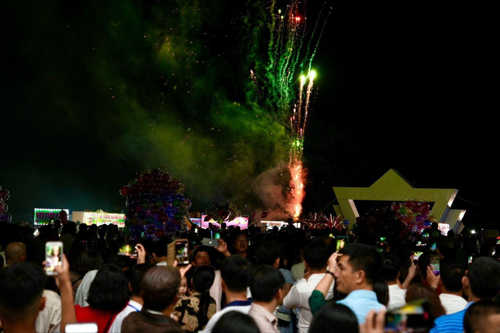 Hàng ngàn người đổ về Lâm Sơn trong ngày khai hội Lễ hội trái cây, ẩm thực 2025- Ảnh 1.