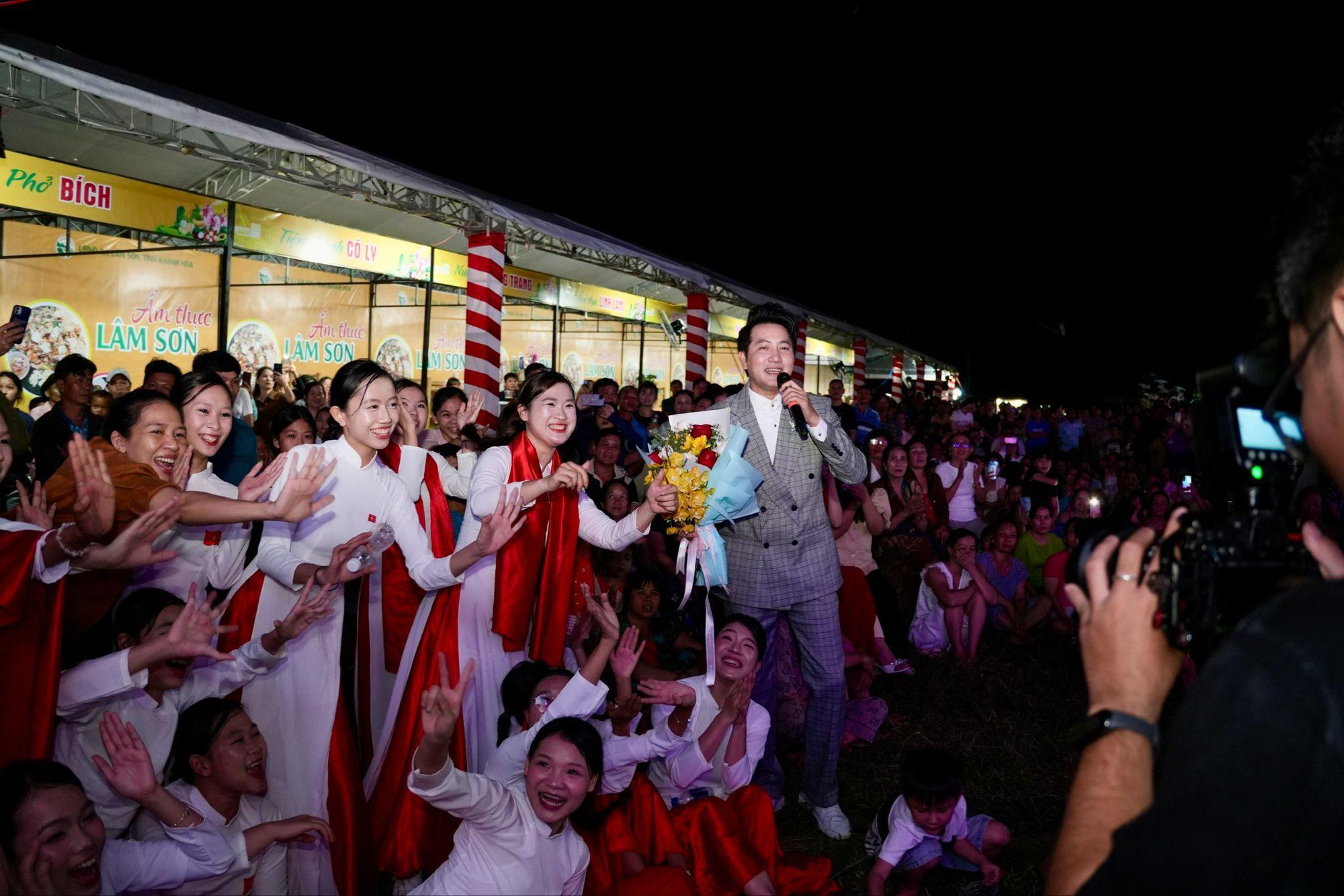 Hàng ngàn người đổ về Lâm Sơn trong ngày khai hội Lễ hội trái cây, ẩm thực 2025- Ảnh 3.