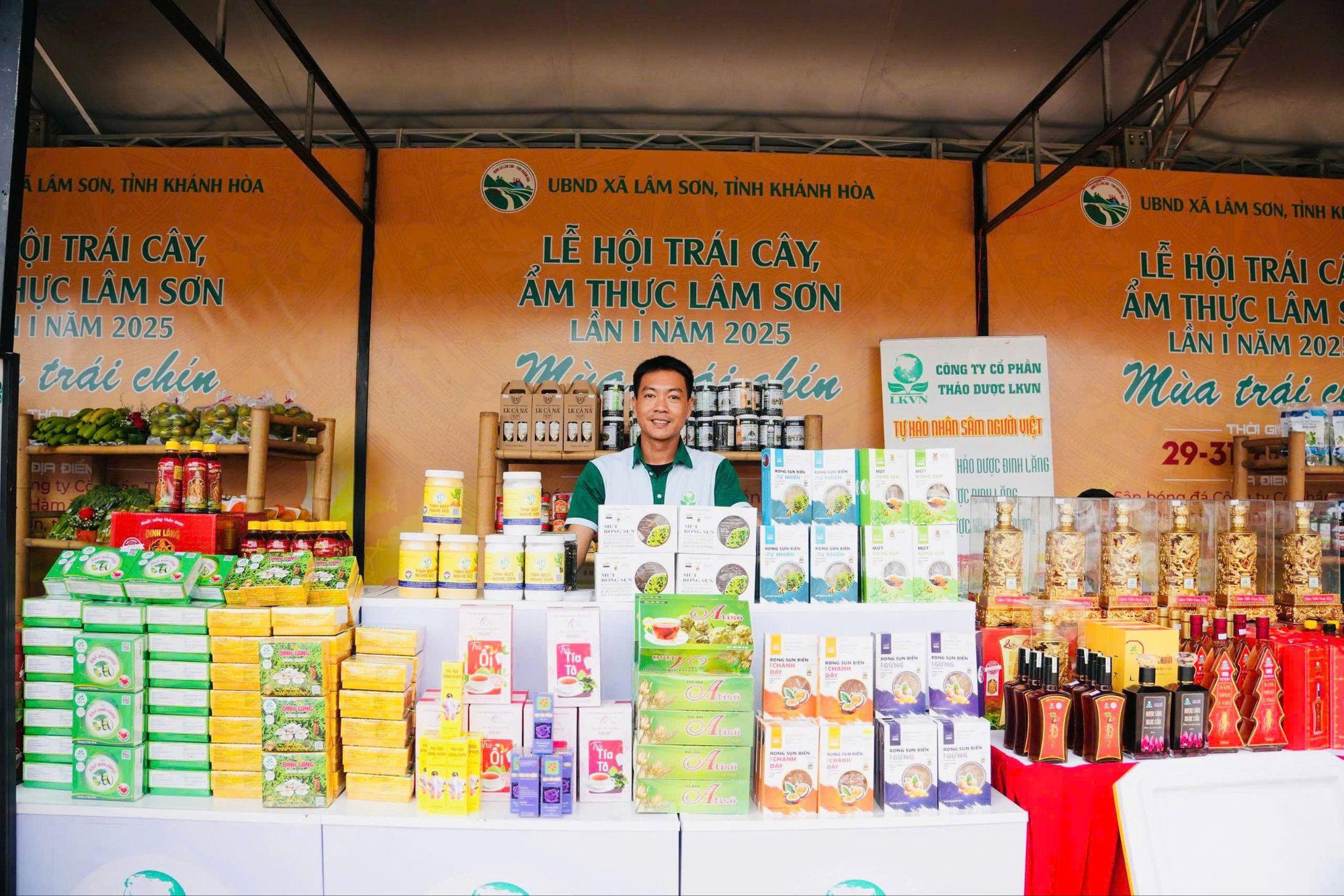 Hàng ngàn người đổ về Lâm Sơn trong ngày khai hội Lễ hội trái cây, ẩm thực 2025- Ảnh 5.