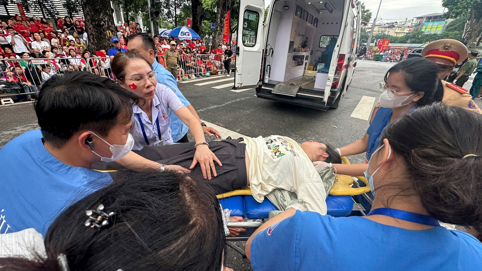 Tham dự A80 đông người: Làm gì khi bị cuốn vào đám đông?- Ảnh 1. Tham dự A80 đông người: Làm gì khi bị cuốn vào đám đông?- Ảnh 1.