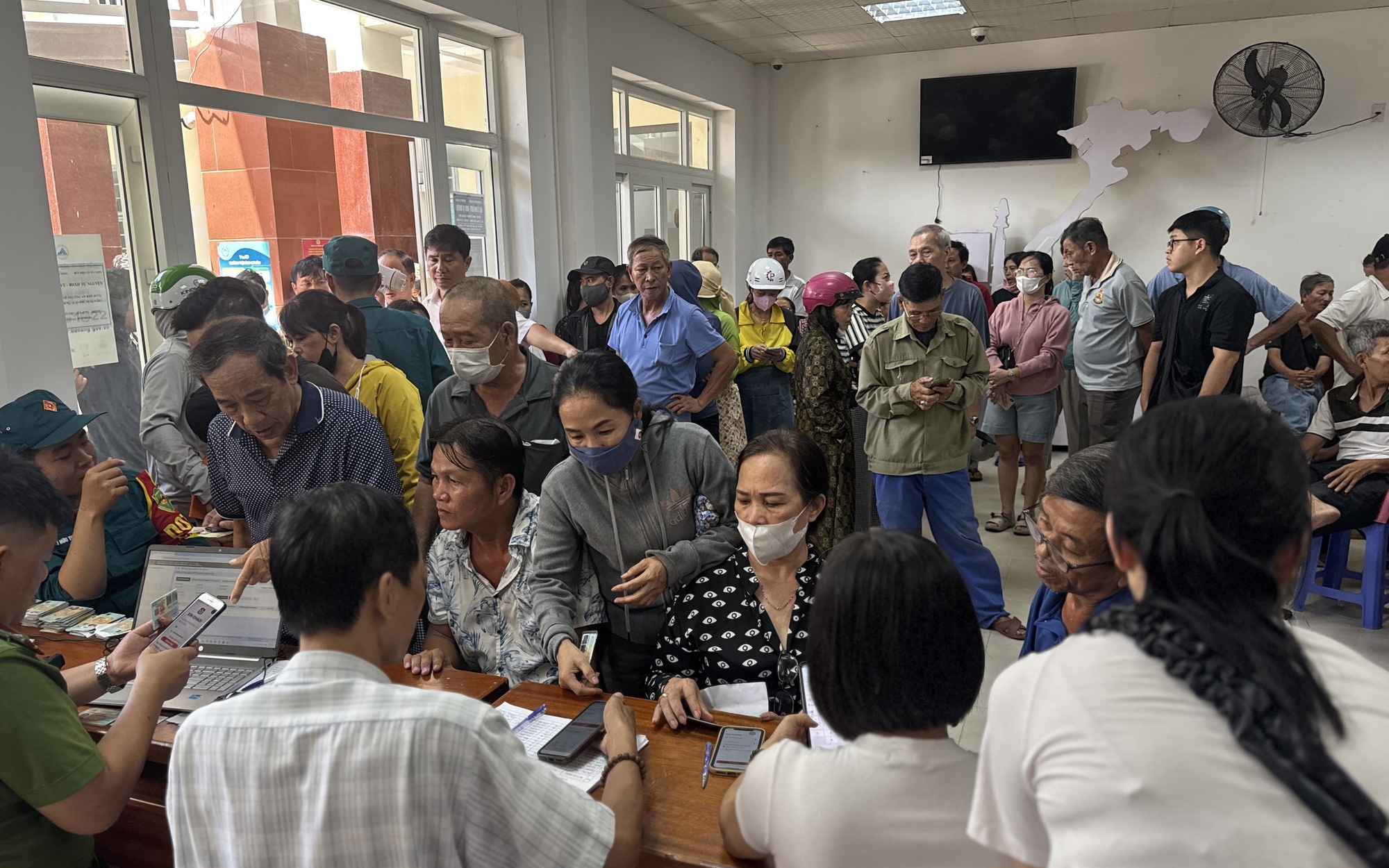 Cán bộ xã ở Đà Nẵng thức trắng đêm để hoàn thành chi trả quà Quốc khánh cho người dân - Ảnh 7.