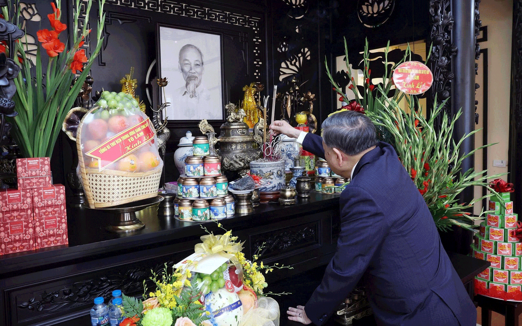 Tổng Bí thư Tô Lâm dâng hương tưởng niệm Chủ tịch Hồ Chí Minh tại Nghệ An - Ảnh 2.