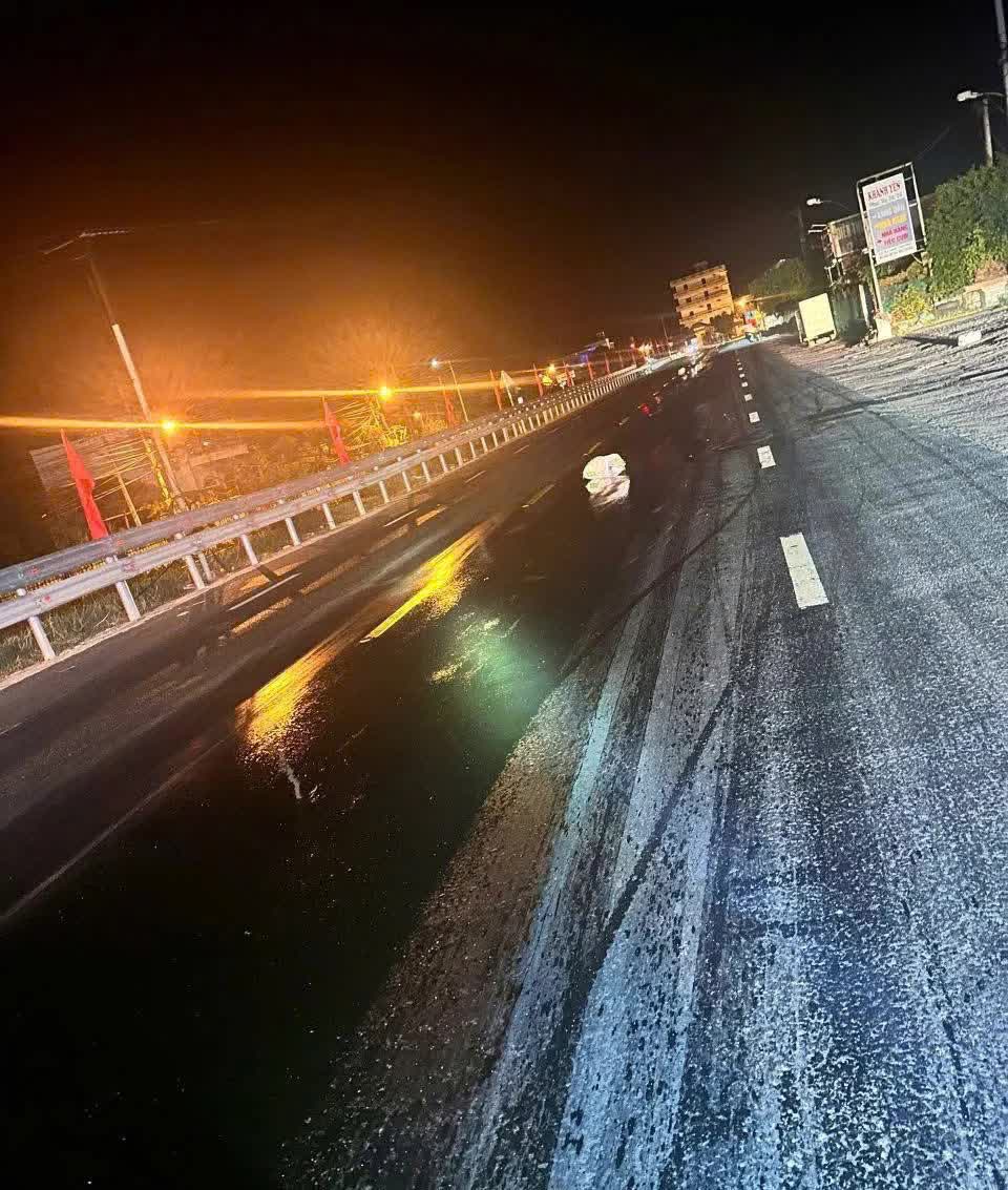 Xe bồn rò rỉ dầu nhựa đường trên Quốc lộ 1 gây mất an toàn giao thông - Ảnh 2.