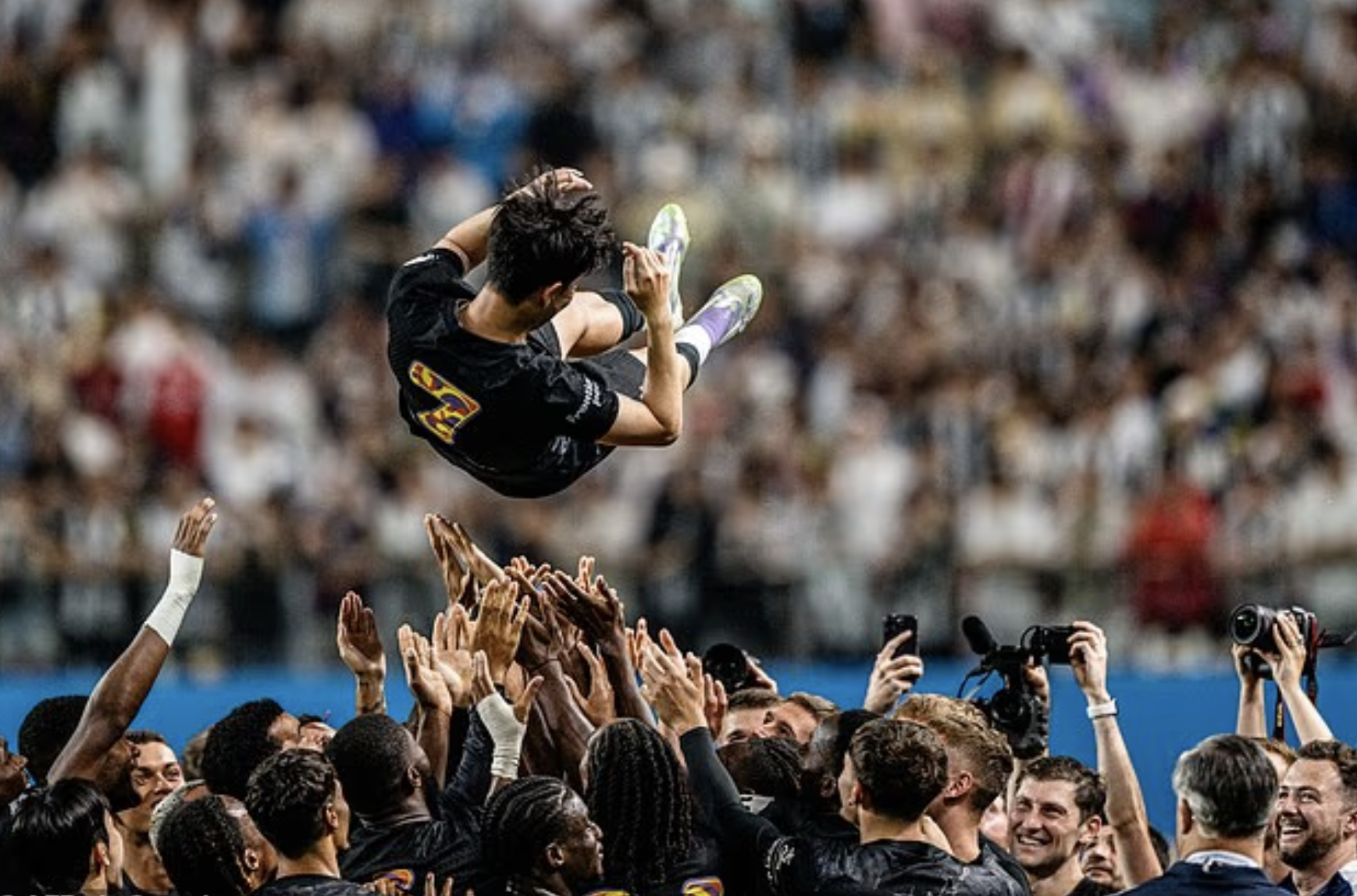 Cổ động viên Tottenham rơi nước mắt trong ngày chia tay Son Heung-min - Ảnh 4.