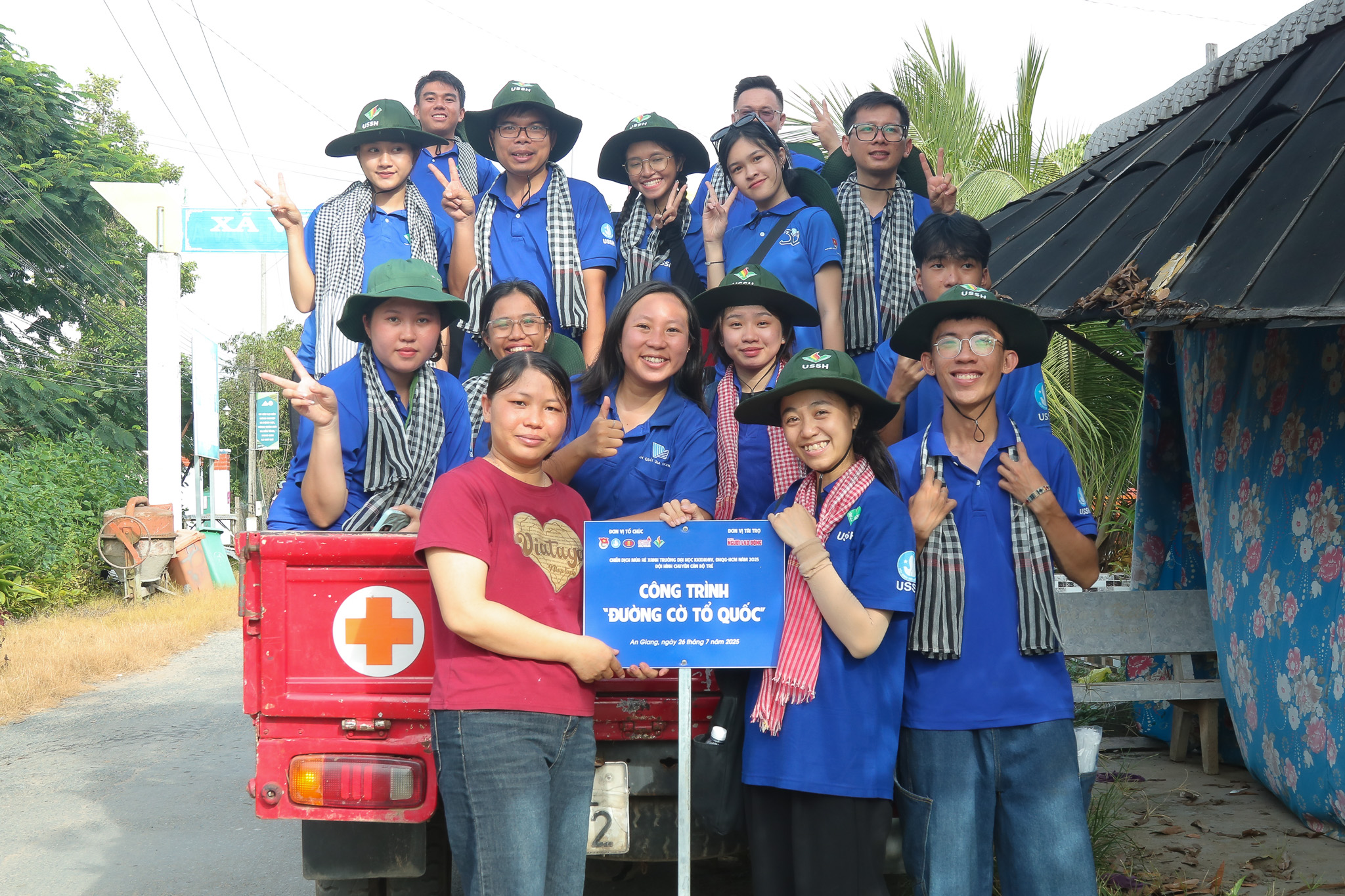 Buổi chào cờ truyền cảm hứng tại Trường Đại học Khoa học Xã hội và Nhân văn TP HCM - Ảnh 1. Buổi chào cờ truyền cảm hứng tại Trường Đại học Khoa học Xã hội và Nhân văn TP HCM - Ảnh 1.