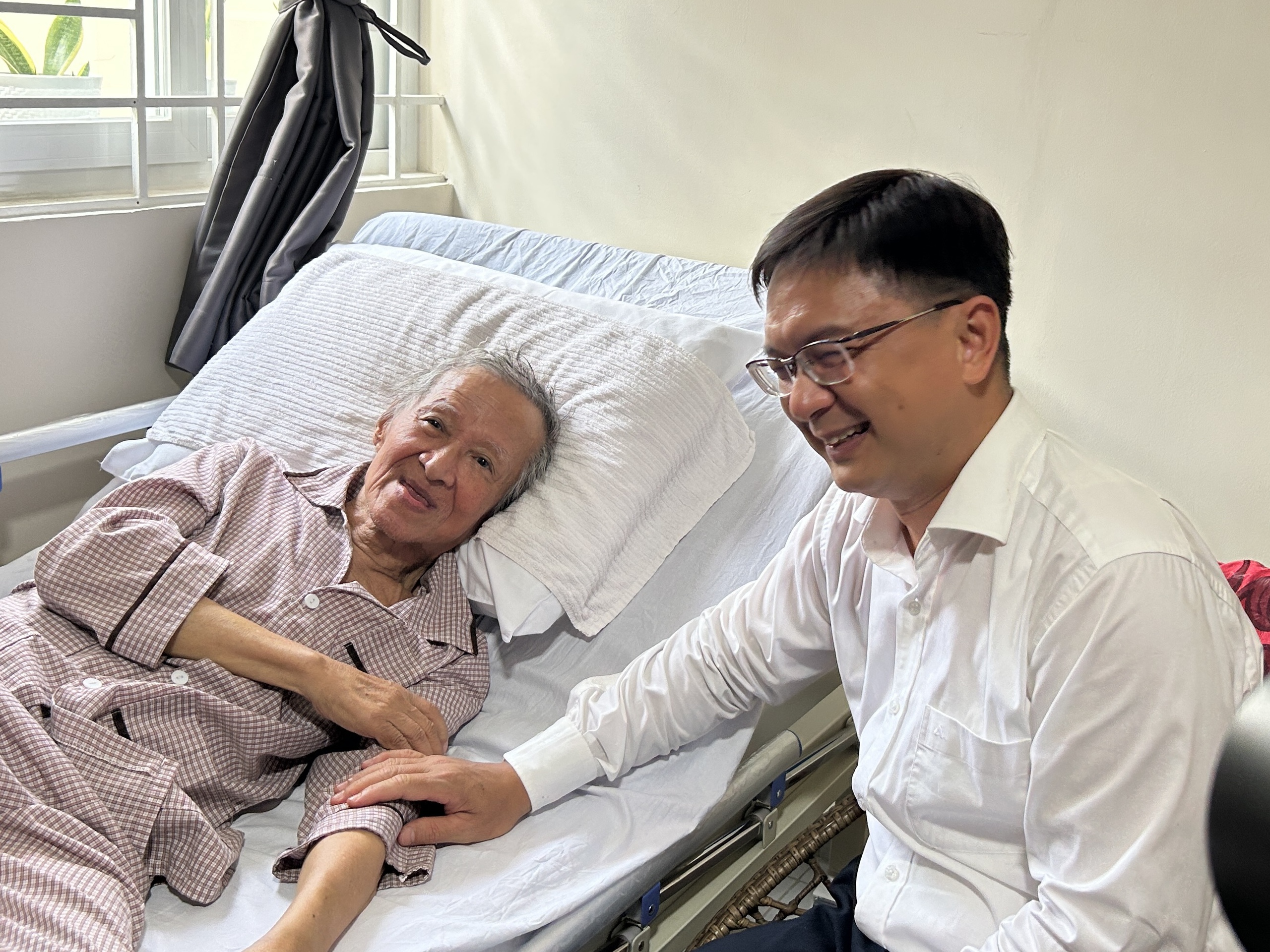 Vzdání pocty hudebníkovi Tran Long Anovi a zasloužilé umělkyni Phi Yen - Foto 1. Tri ân nhạc sĩ Trần Long Ẩn và NSƯT Phi Yến- Ảnh 1.