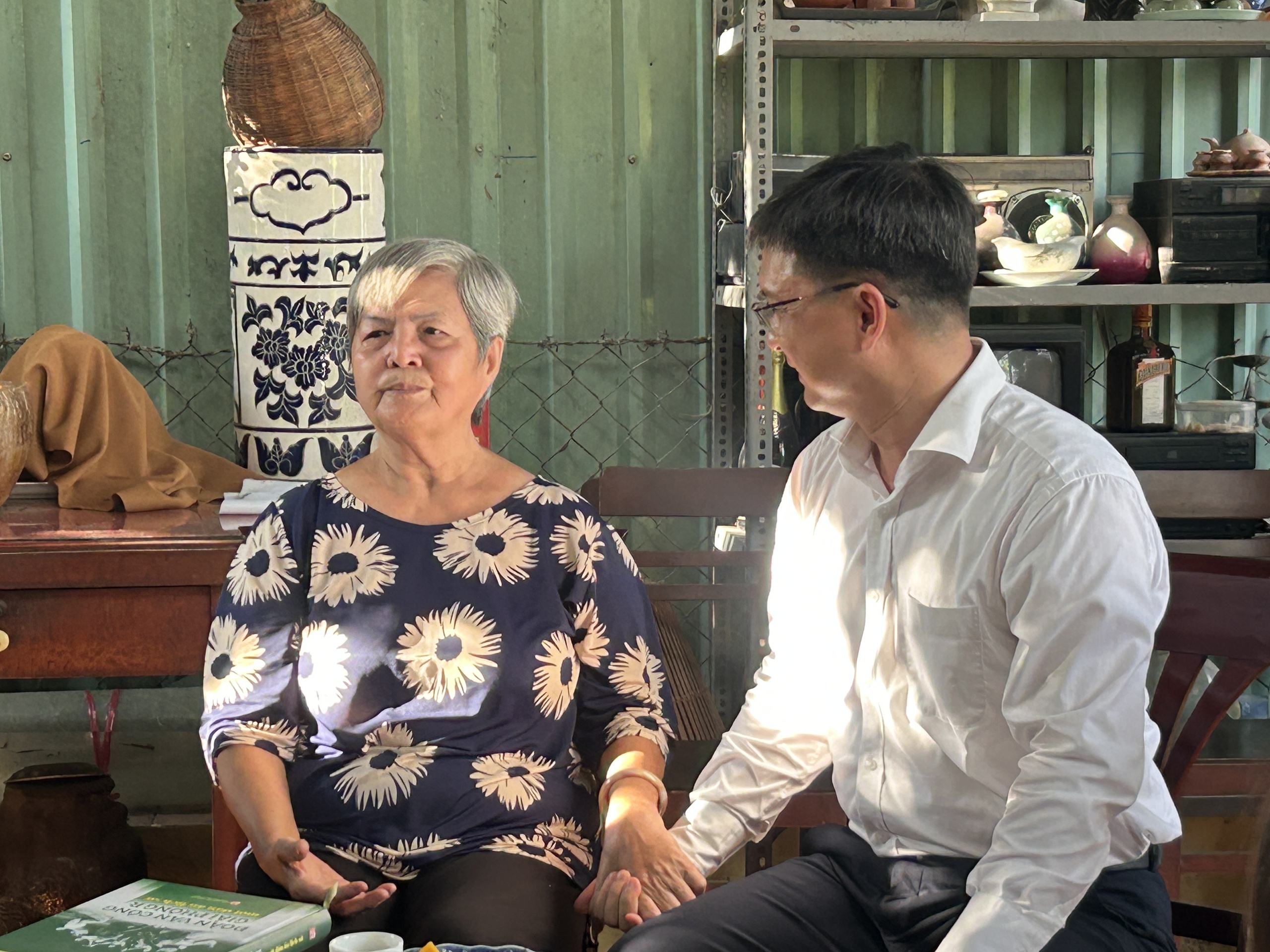 Vzdání pocty hudebníkovi Tran Long Anovi a zasloužilé umělkyni Phi Yen - Foto 3. Tri ân nhạc sĩ Trần Long Ẩn và NSƯT Phi Yến- Ảnh 3.