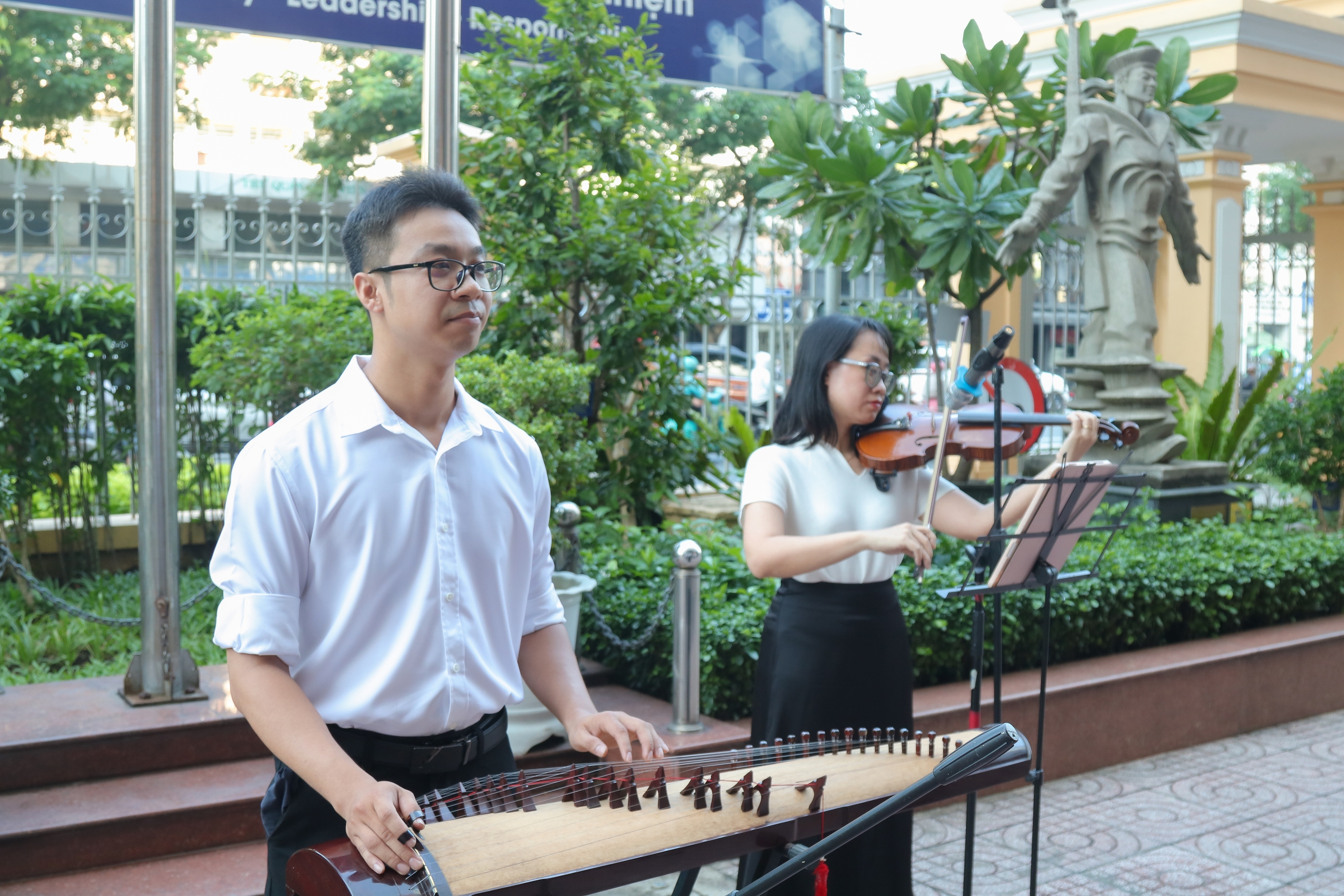 Buổi chào cờ truyền cảm hứng tại Trường Đại học Khoa học Xã hội và Nhân văn TP HCM - Ảnh 7. Buổi chào cờ truyền cảm hứng tại Trường Đại học Khoa học Xã hội và Nhân văn TP HCM - Ảnh 7.